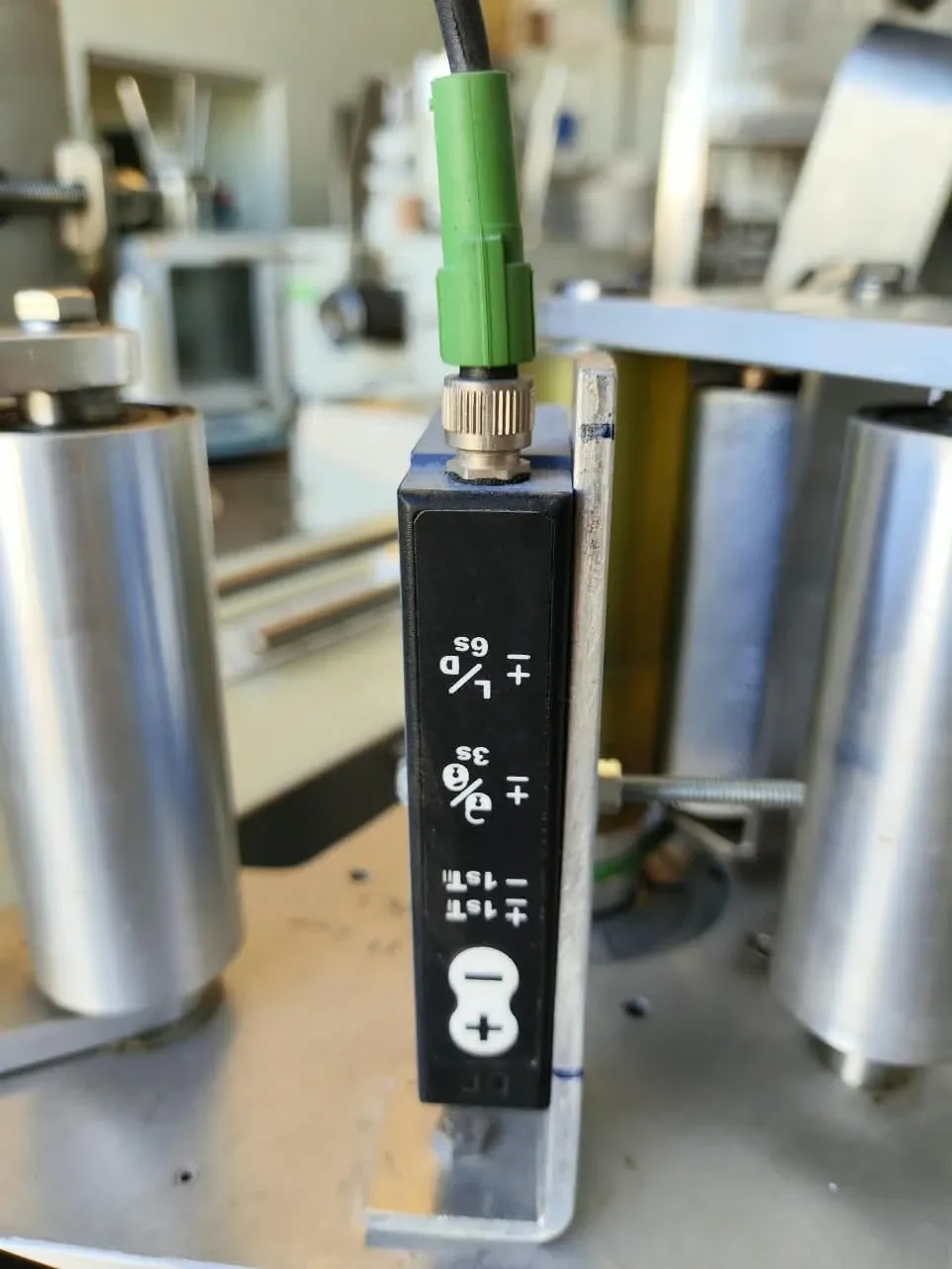 rotuladora-etiquetadora-aplicadora-selo-lacre-para-cartucho-com-3-abas-marca-tecmaes