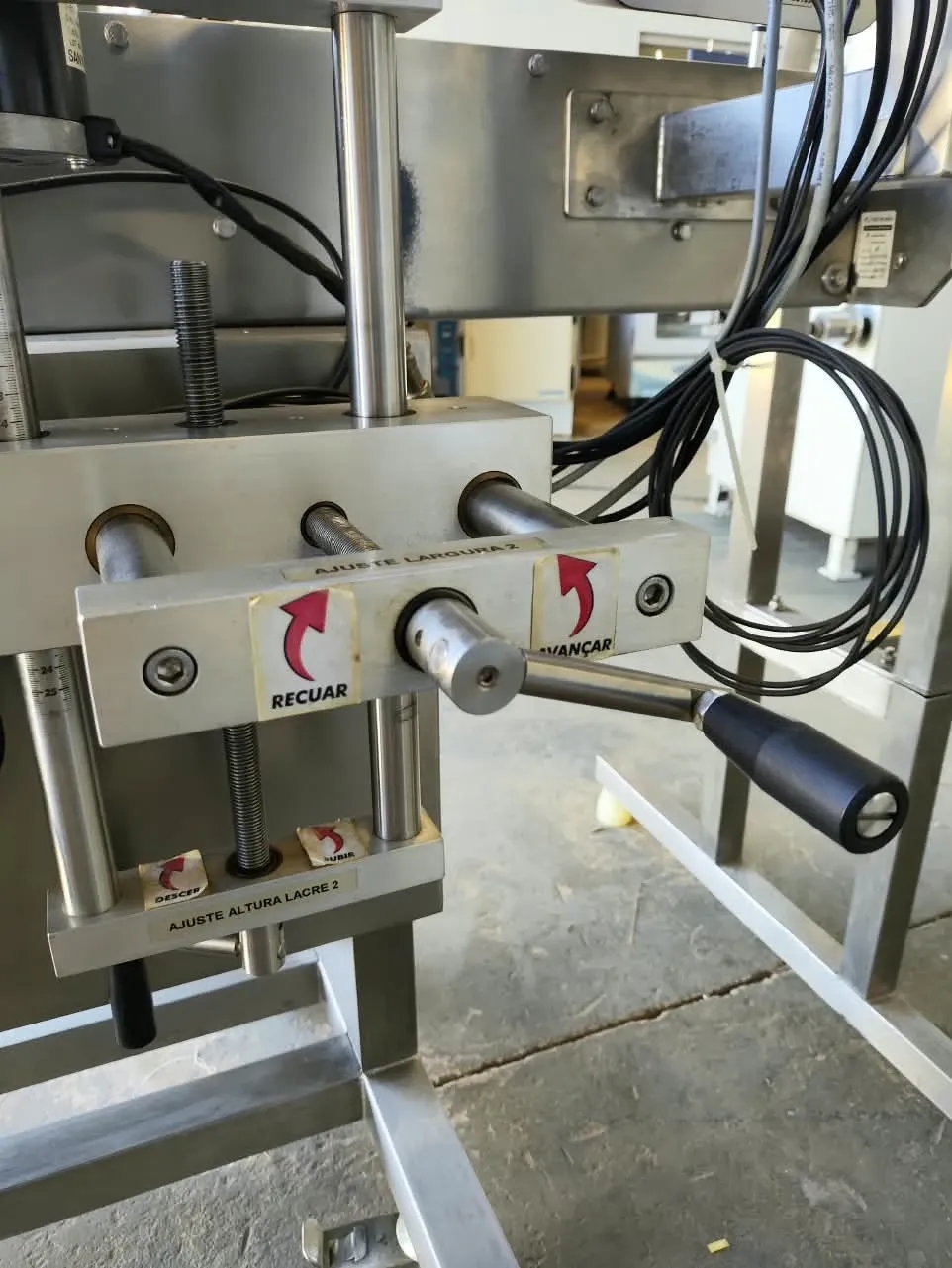 rotuladora-etiquetadora-aplicadora-selo-lacre-para-cartucho-com-3-abas-marca-tecmaes