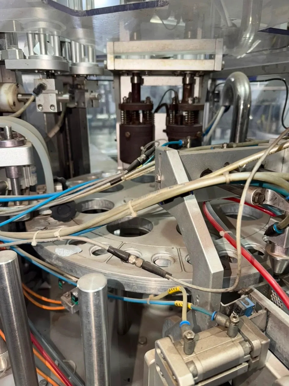 envasadora-rotativa-seladora-para-calice-santa-ceia-copinhos-para-bebidas-liquidos-delgo