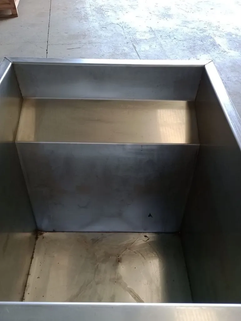 elevador-com-carrinho-em-aco-inox