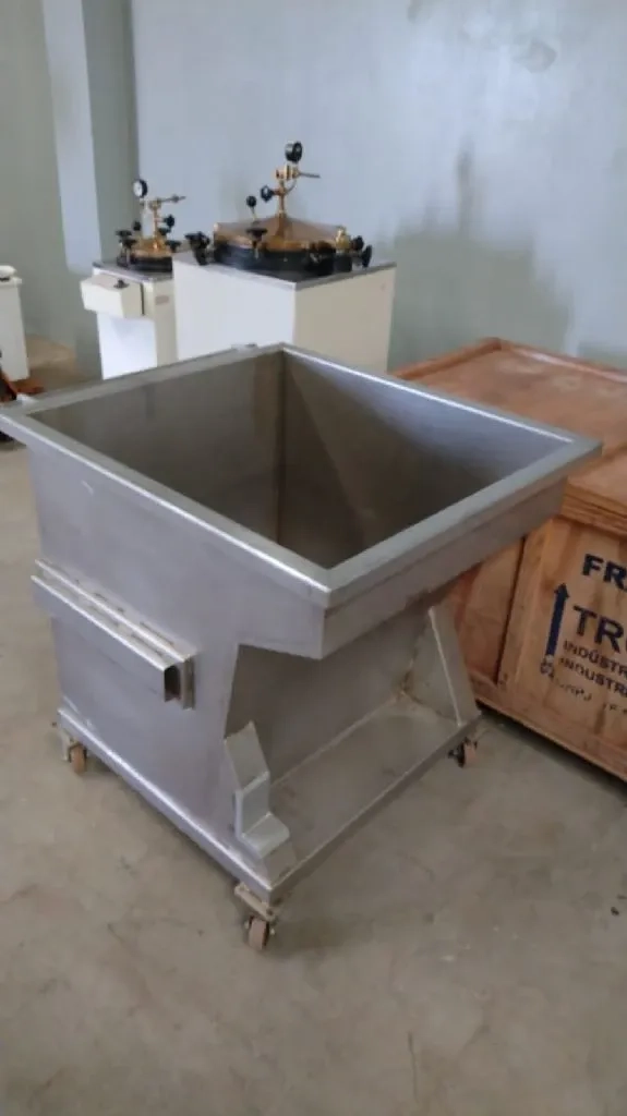 elevador-com-carrinho-em-aco-inox