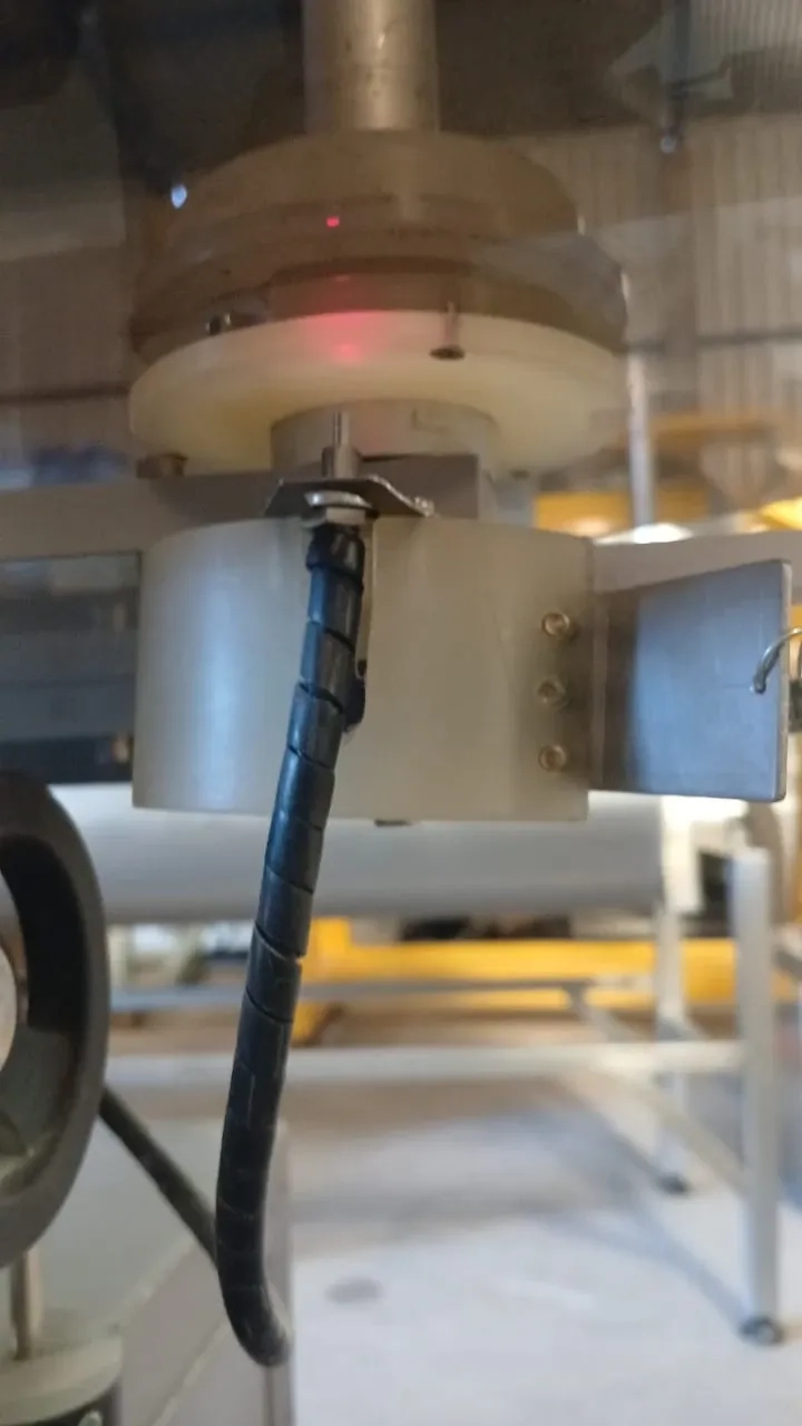 rotuladora-autoadesiva-para-frascos-cilin