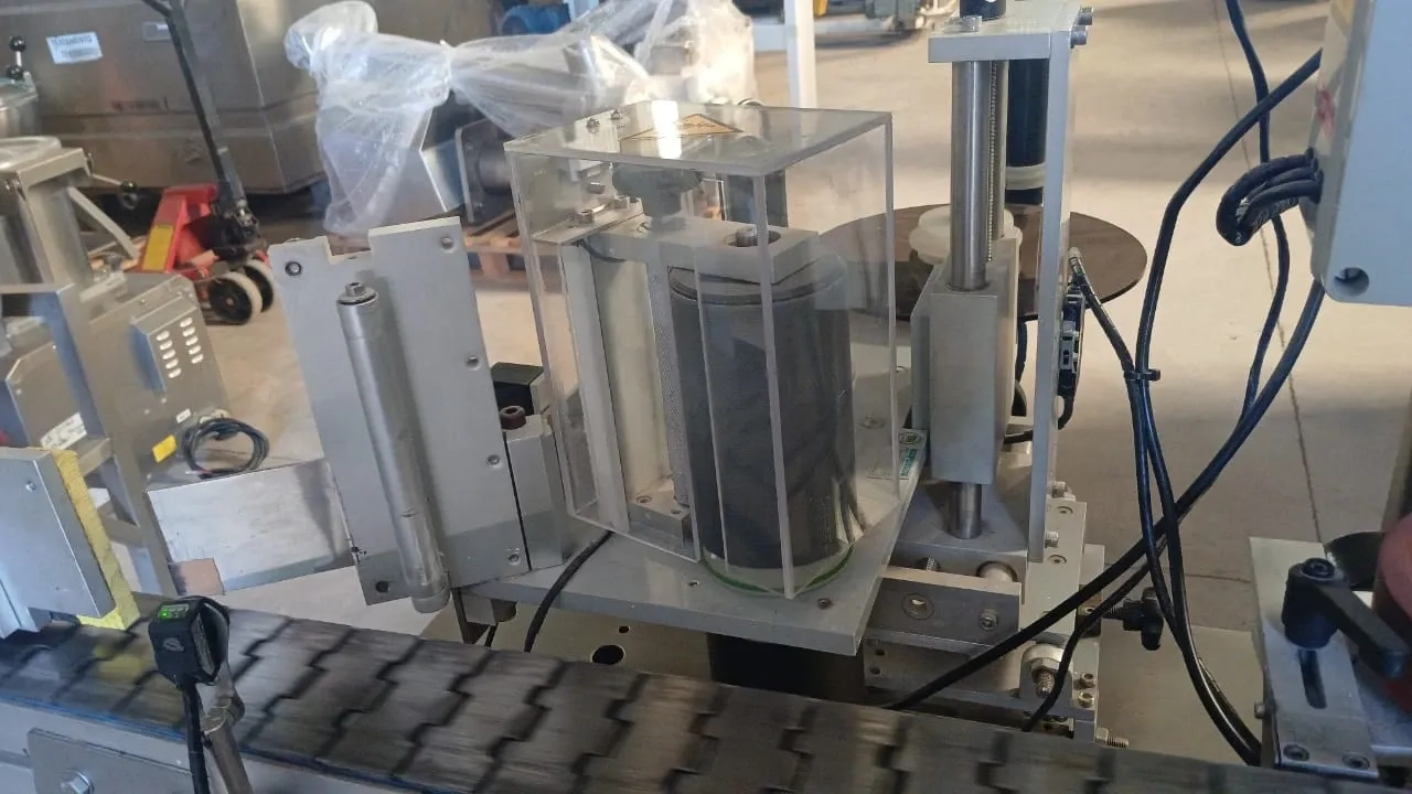 rotuladora-autoadesiva-para-frascos-cilin