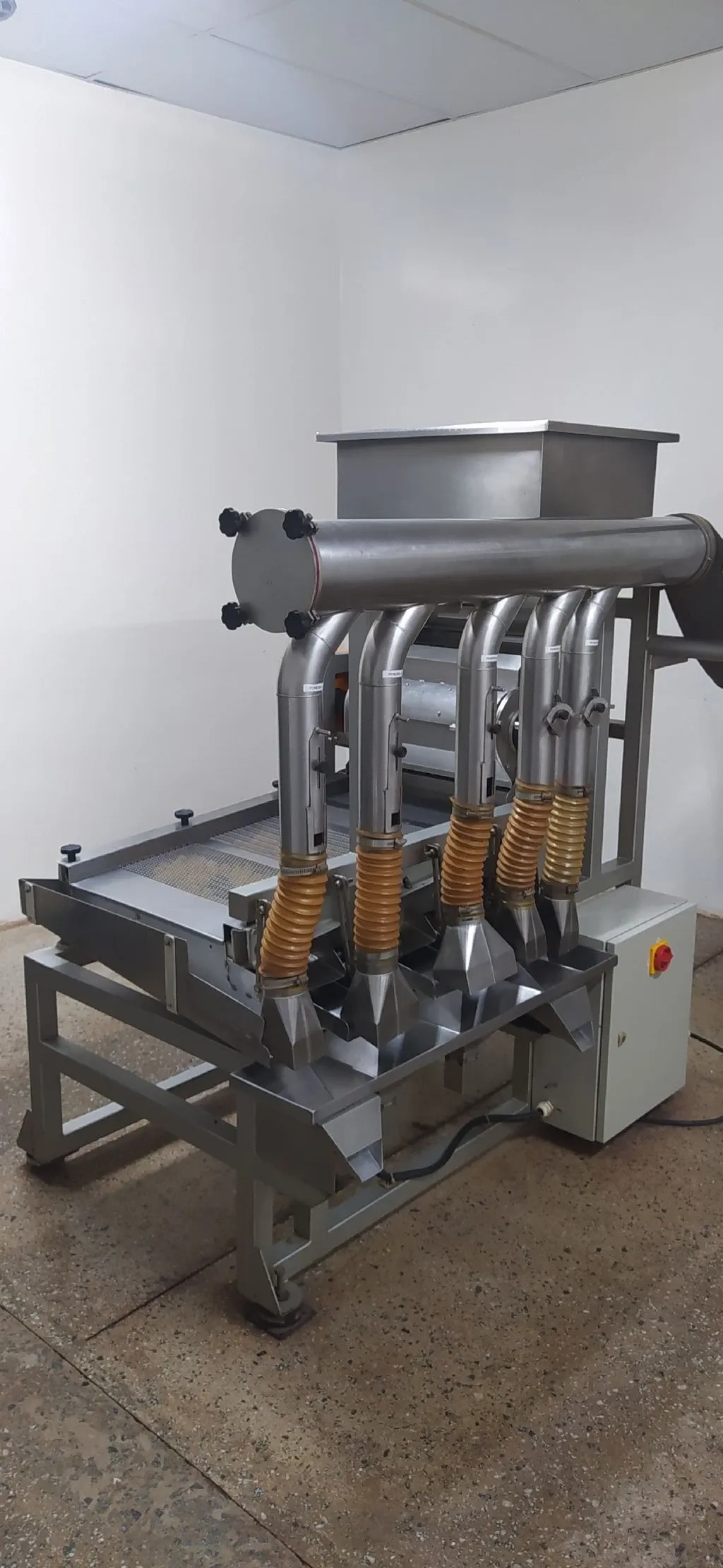 conjun-descasc-amendoas-cacau-moinho-martelo-jaf-Inox-cap-aprox-110-kg-por-hora