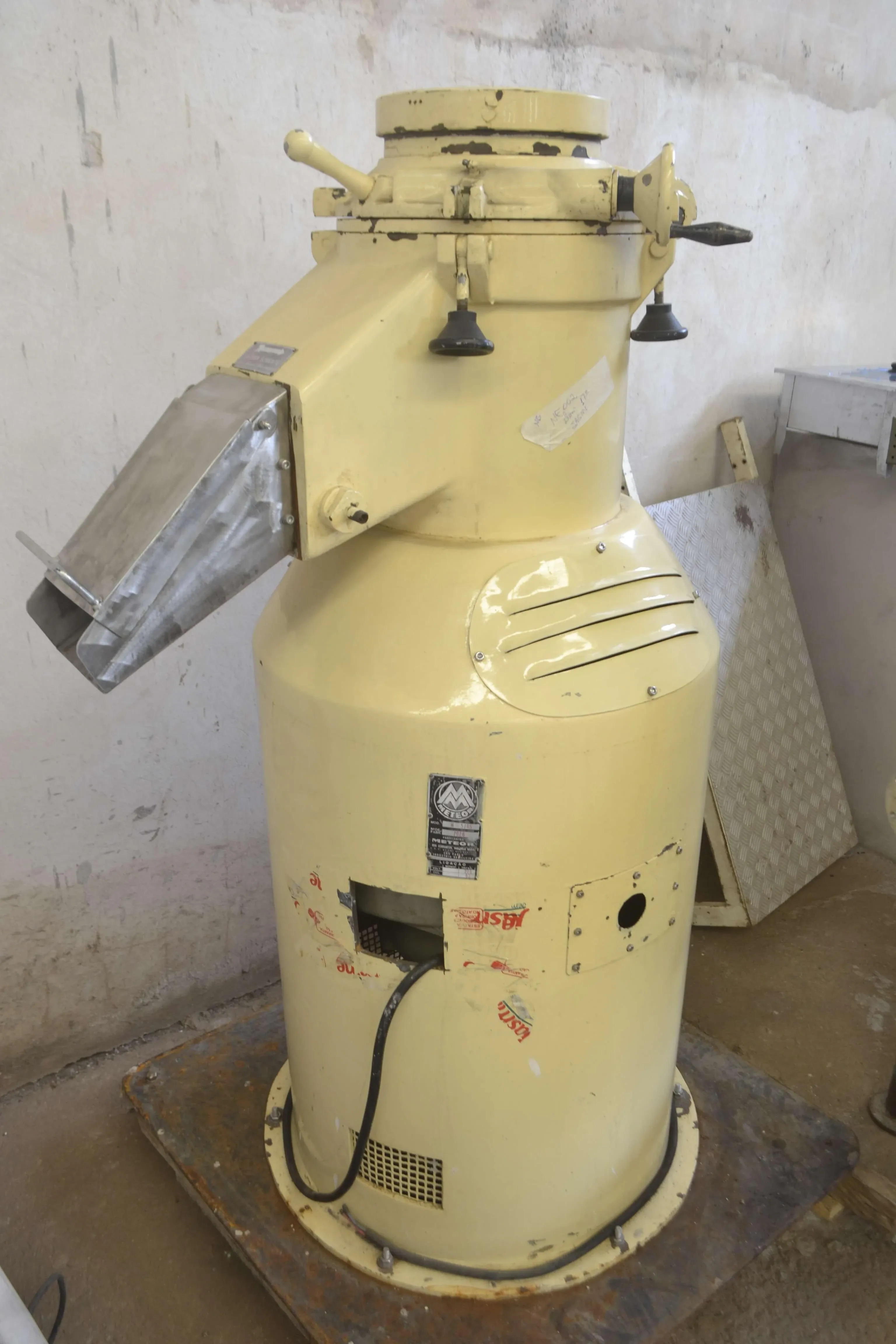 moinho-de-discos-de-corundum-capacidade-1200-l-hora-marca-meteor