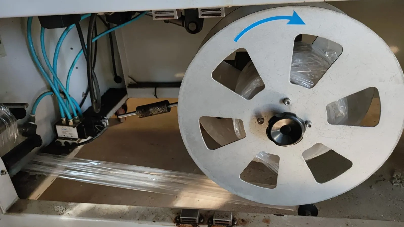 seladora-automatica-em-l-shrink-marca-tecfag