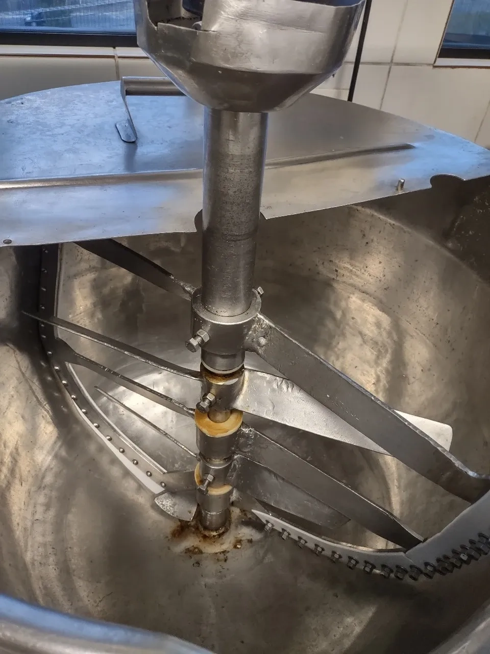 tacho-misturador-encamisado-basculante-em-aco-inox-1