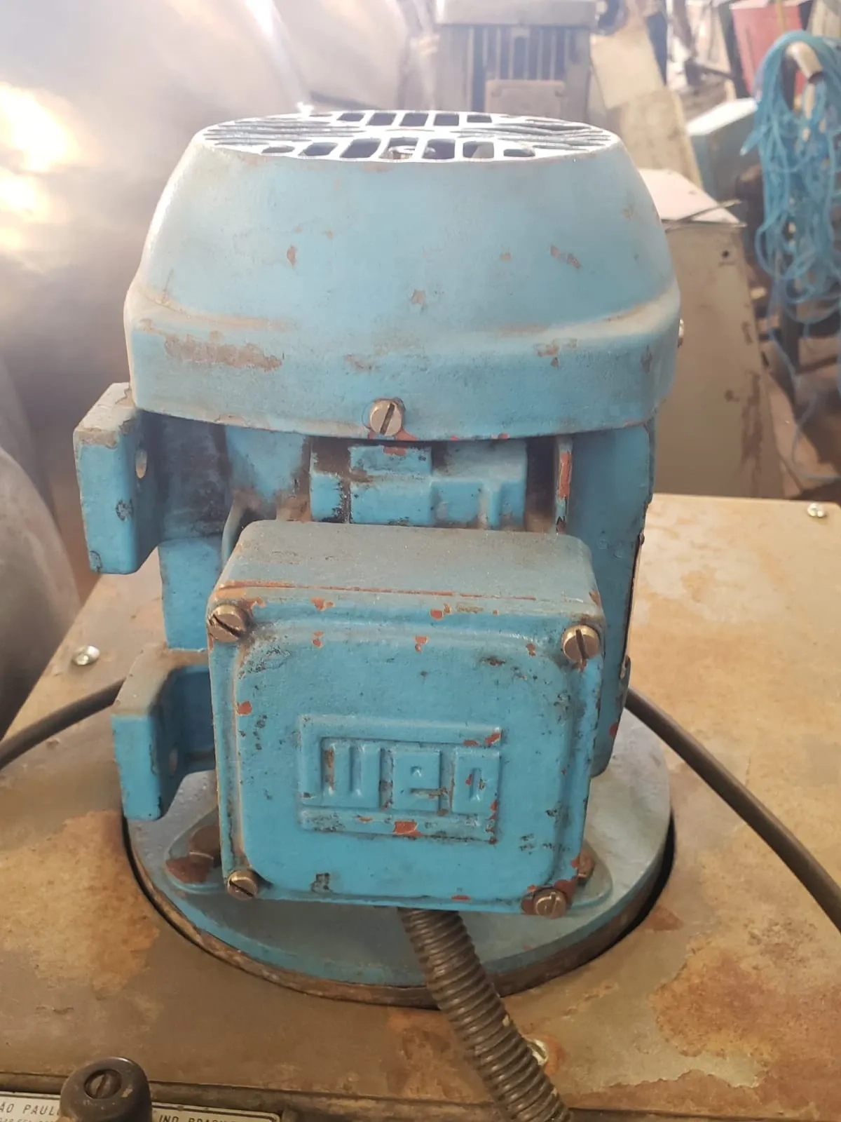 Drageadei-lisa-aco-in-estrutur-em--carbono-motor-weg
