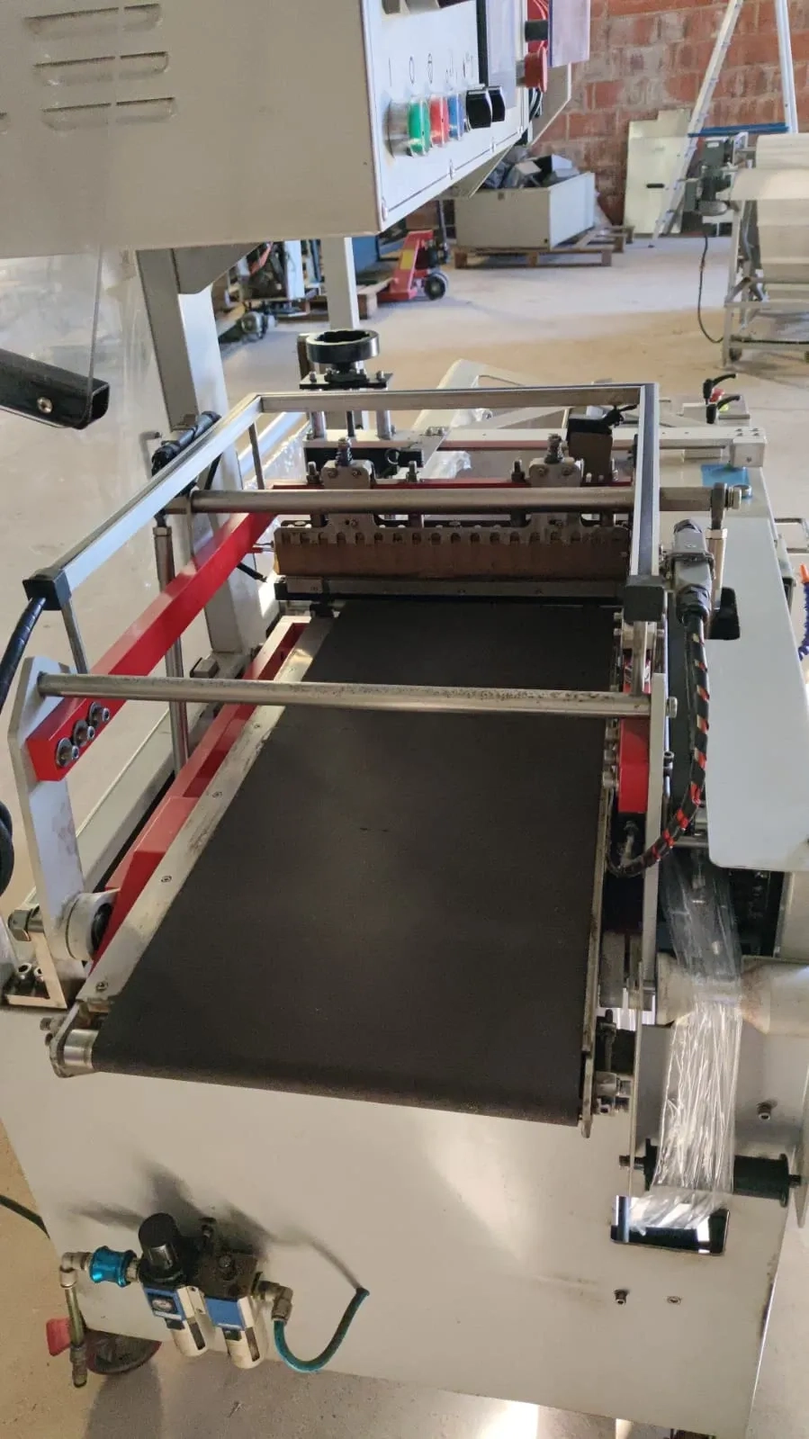 seladora-automatica-em-l-shrink-marca-tecfag