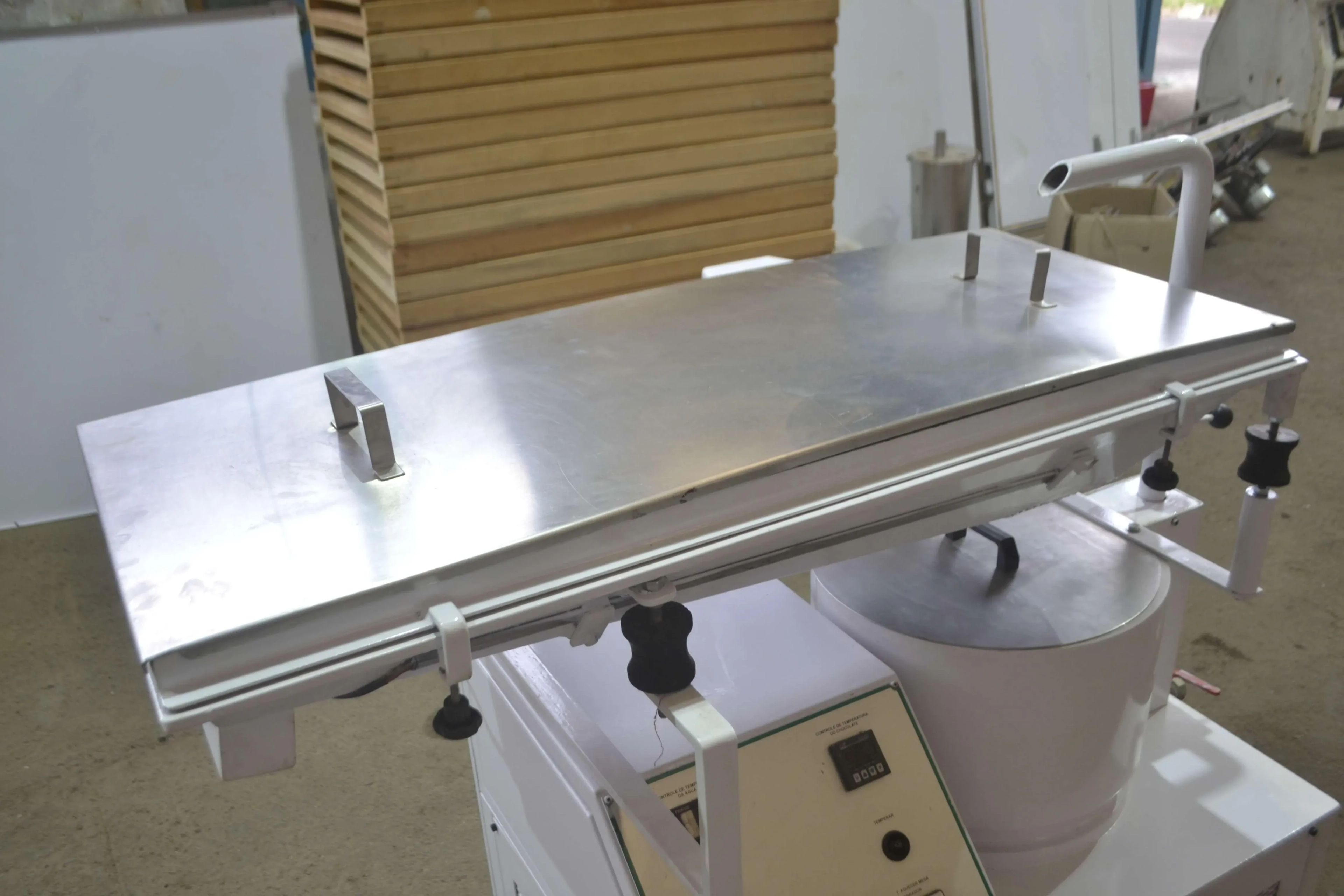 temperadeira-de-chocolate-capacidade-100-kg-hora-marca-limaq