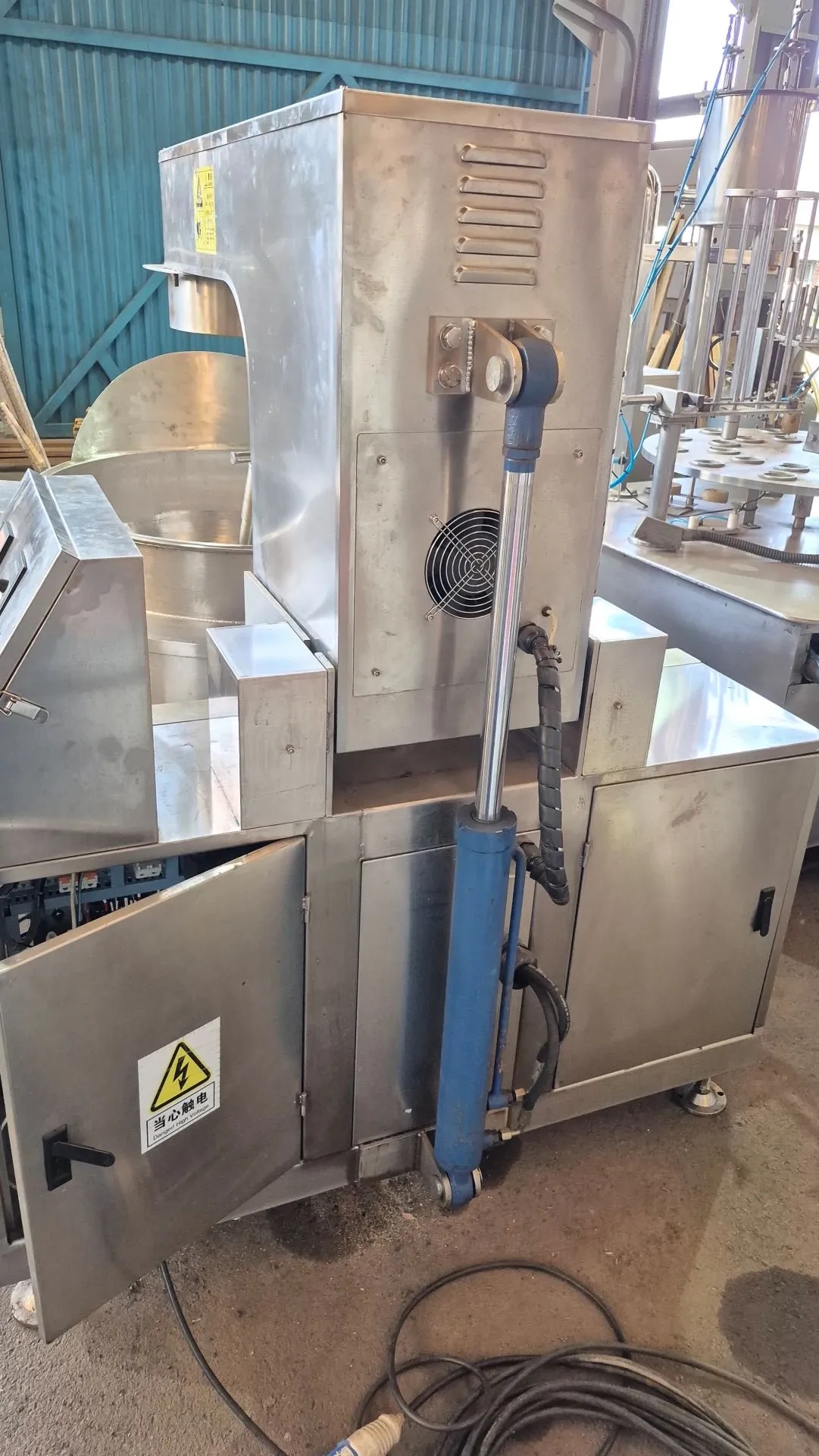 tacho-cozinhador-misturador-planetario-marca-zhengzhou-lonkia-machinery-co-ltd-capacidade-200-litros