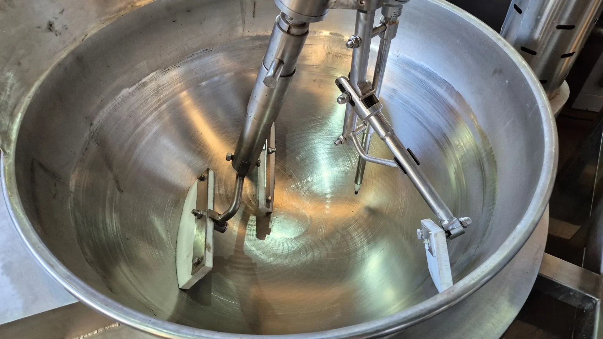 tacho-cozinhador-misturador-planetario-marca-zhengzhou-lonkia-machinery-co-ltd-capacidade-200-litros
