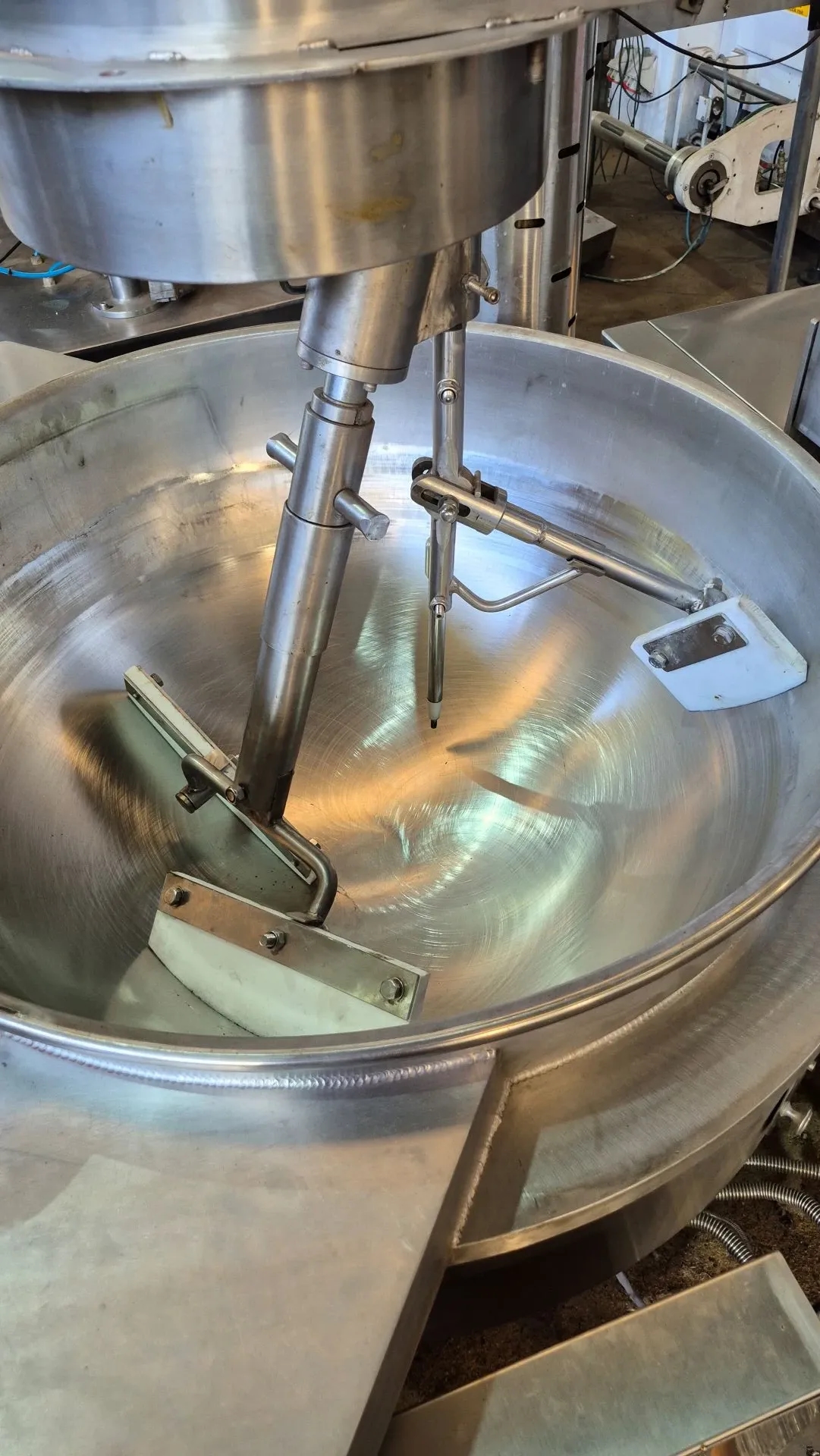 tacho-cozinhador-misturador-planetario-marca-zhengzhou-lonkia-machinery-co-ltd-capacidade-200-litros