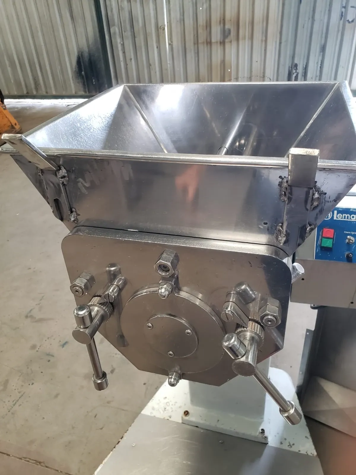 granulador-rotativo-em-aco-inox-para-pos-e-granulados-marca-lemaq