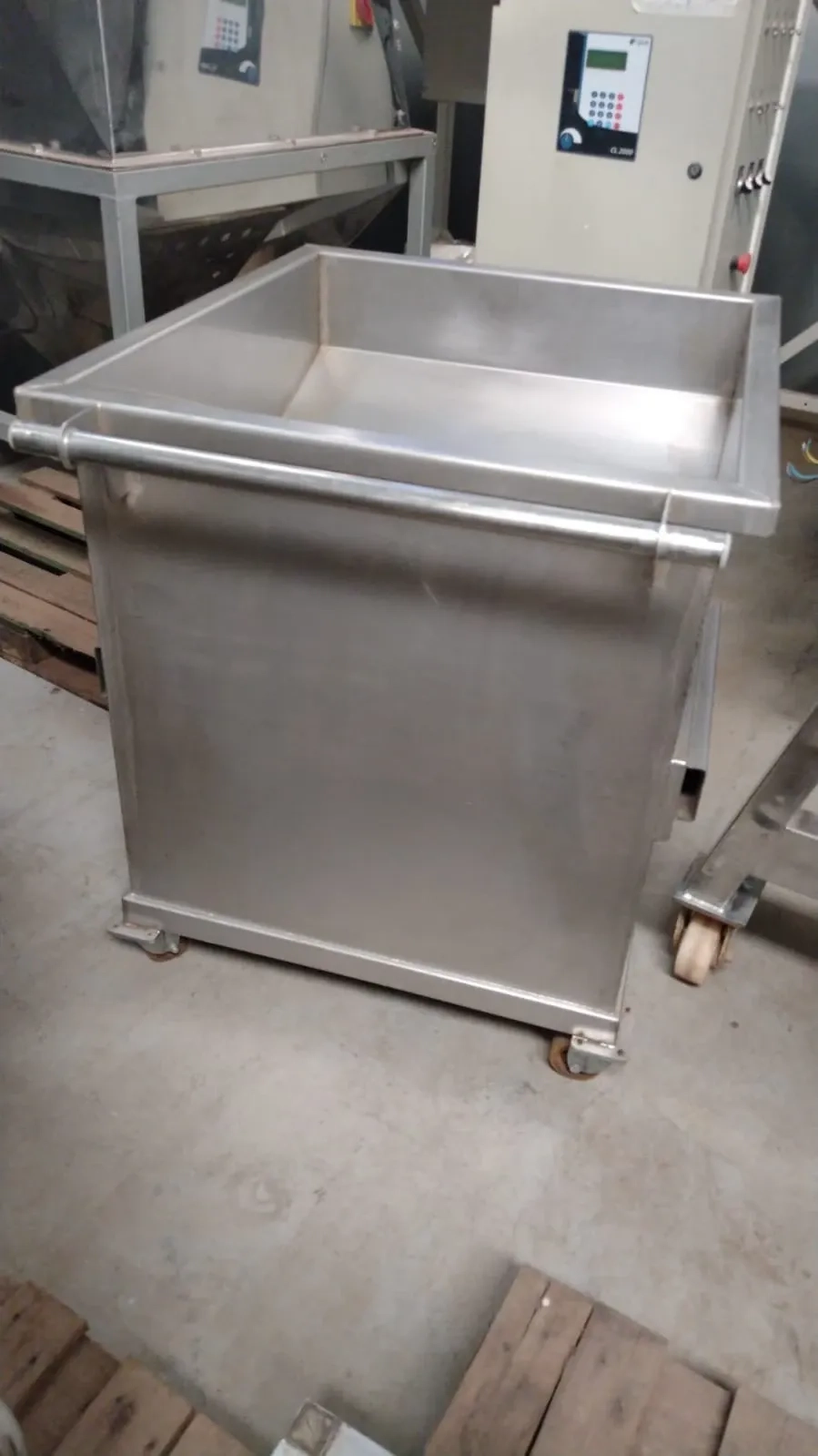 elevador-com-carrinho-em-aco-inox