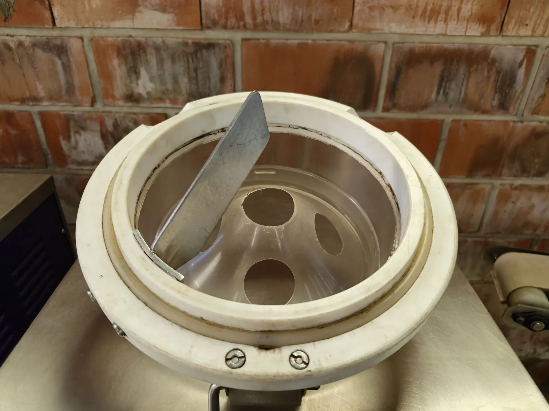 produtora-vertical-de-sorvete-gelato-italiano-marca-frigomat-capacidade-de-80-a-100-litros