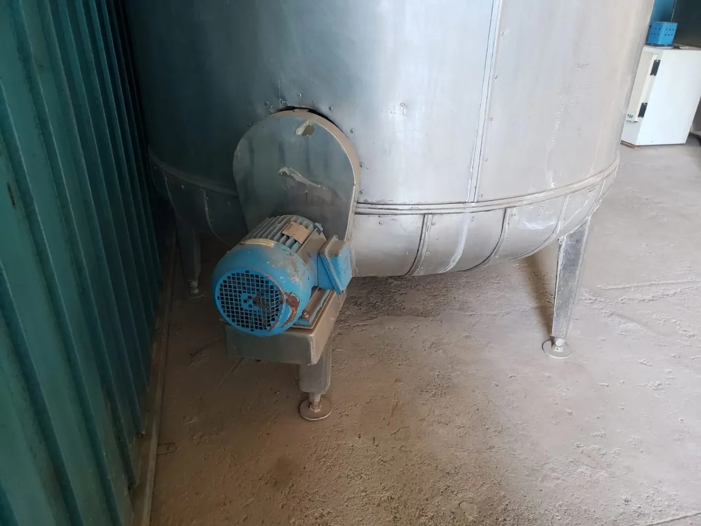tanque-em-aco-inox-isolado-com-agitacao-capacidade-7500-litros-marca-zegla