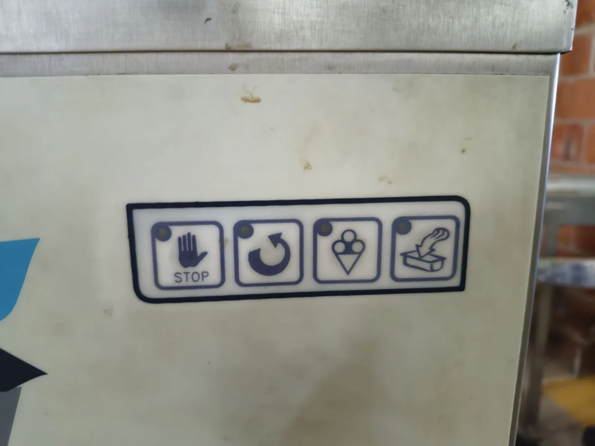 produtora-vertical-de-sorvete-gelato-italiano-marca-frigomat-capacidade-de-80-a-100-litros