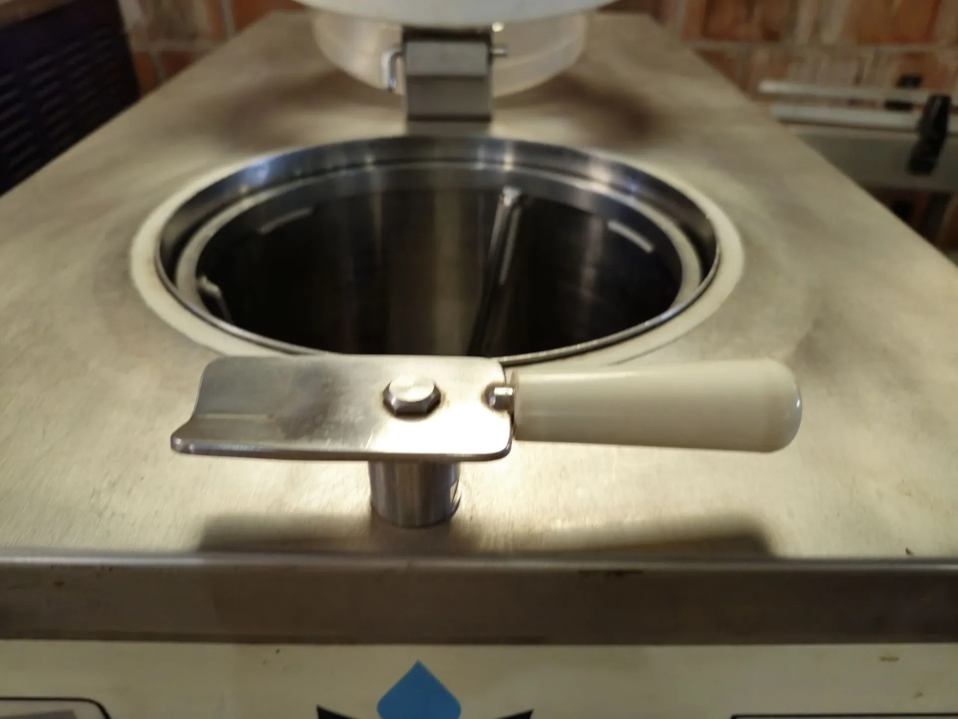 produtora-vertical-de-sorvete-gelato-italiano-marca-frigomat-capacidade-de-80-a-100-litros