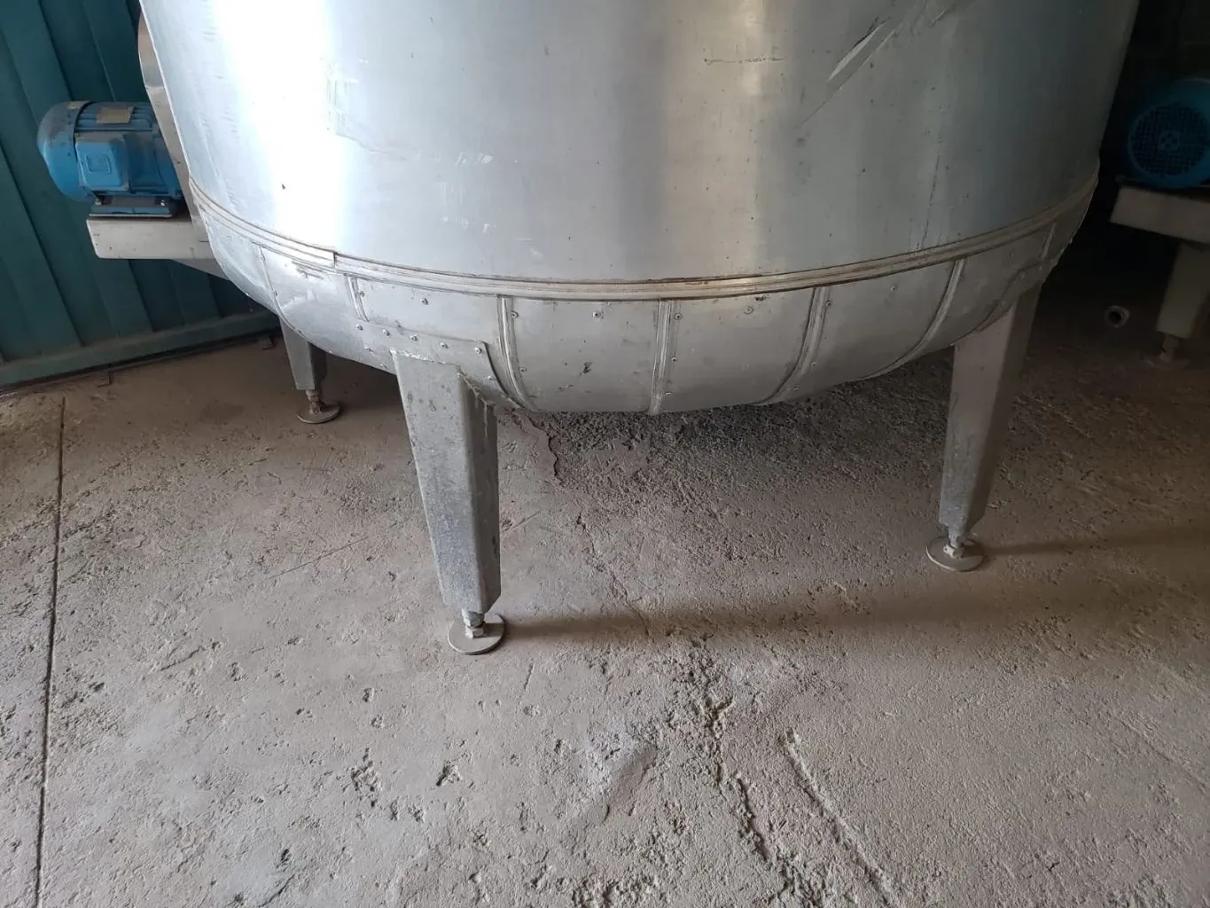 tanque-em-aco-inox-isolado-com-agitacao-capacidade-7500-litros-marca-zegla