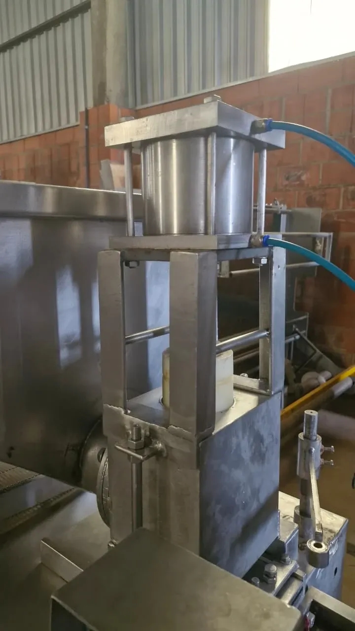 enroladora-moldadora-de-kibe-e-almondegas-marca-junior-frigometal