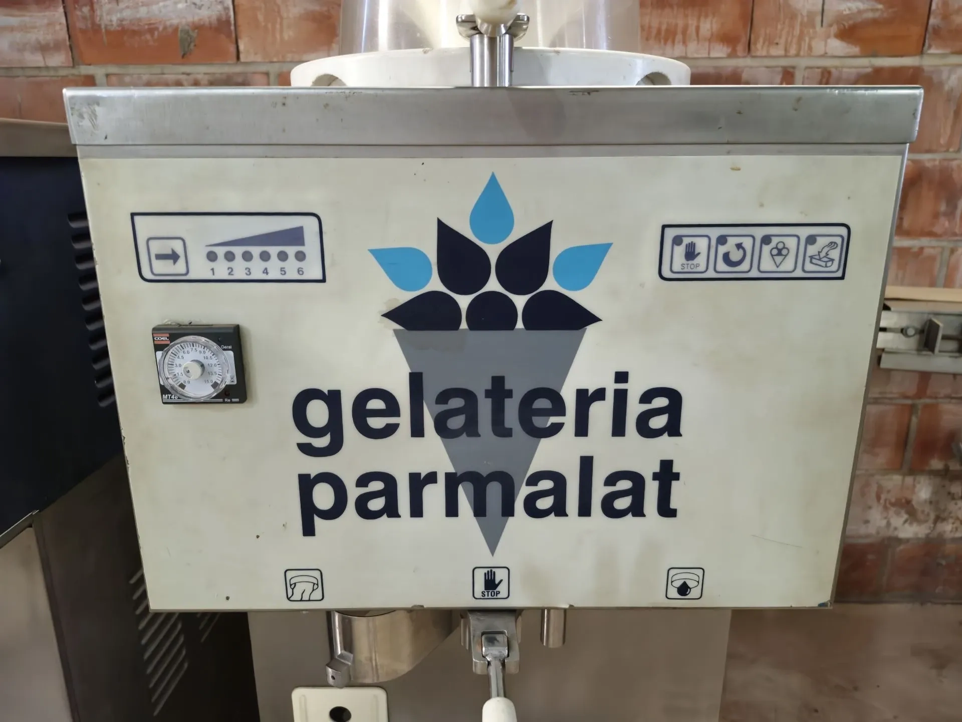 produtora-vertical-de-sorvete-gelato-italiano-marca-frigomat-capacidade-de-80-a-100-litros