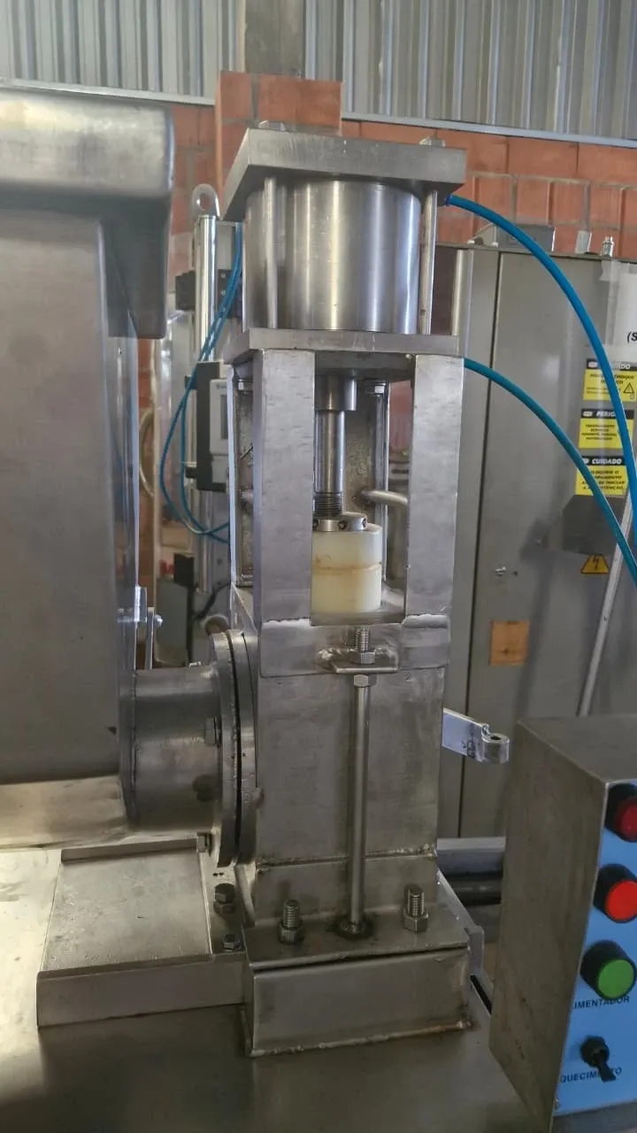 enroladora-moldadora-de-kibe-e-almondegas-marca-junior-frigometal