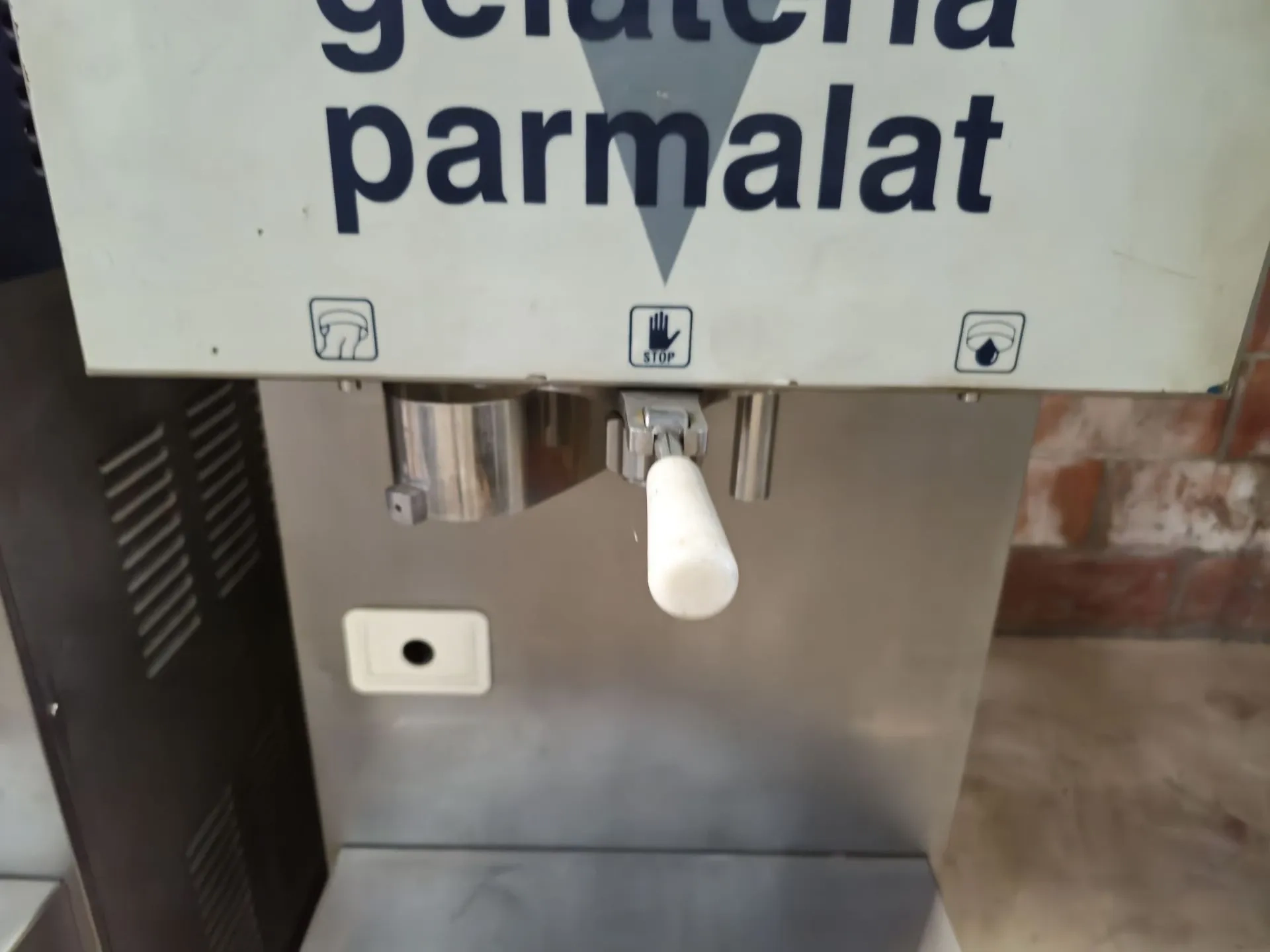 produtora-vertical-de-sorvete-gelato-italiano-marca-frigomat-capacidade-de-80-a-100-litros