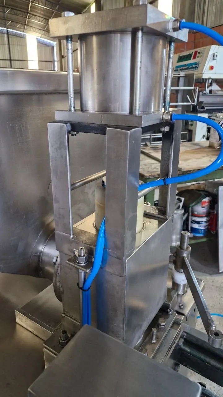 enroladora-moldadora-de-kibe-e-almondegas-marca-junior-frigometal