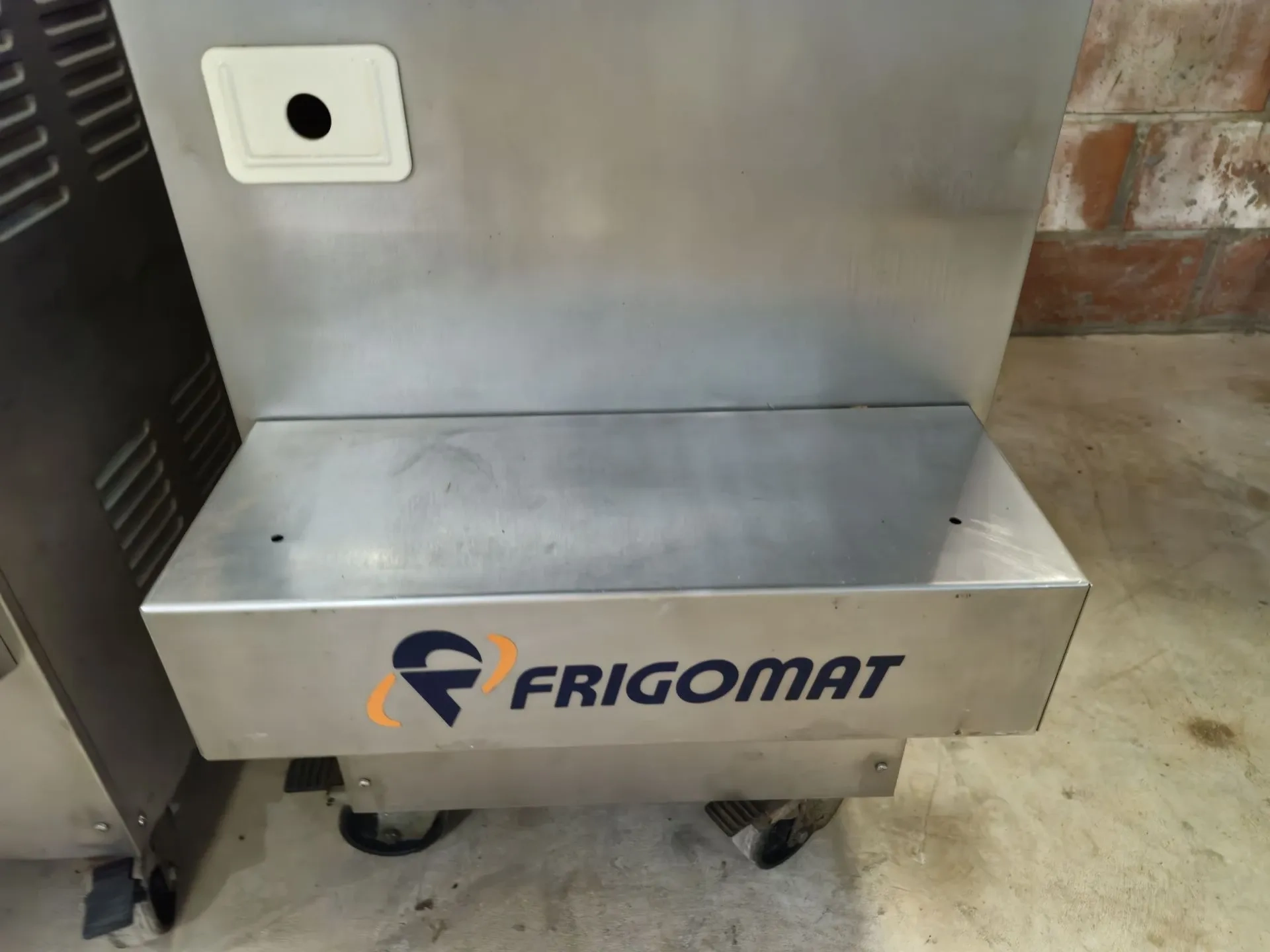 produtora-vertical-de-sorvete-gelato-italiano-marca-frigomat-capacidade-de-80-a-100-litros