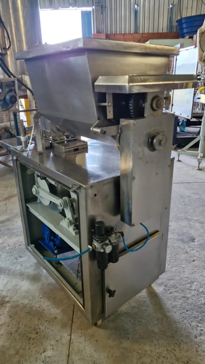 enroladora-moldadora-de-kibe-e-almondegas-marca-junior-frigometal