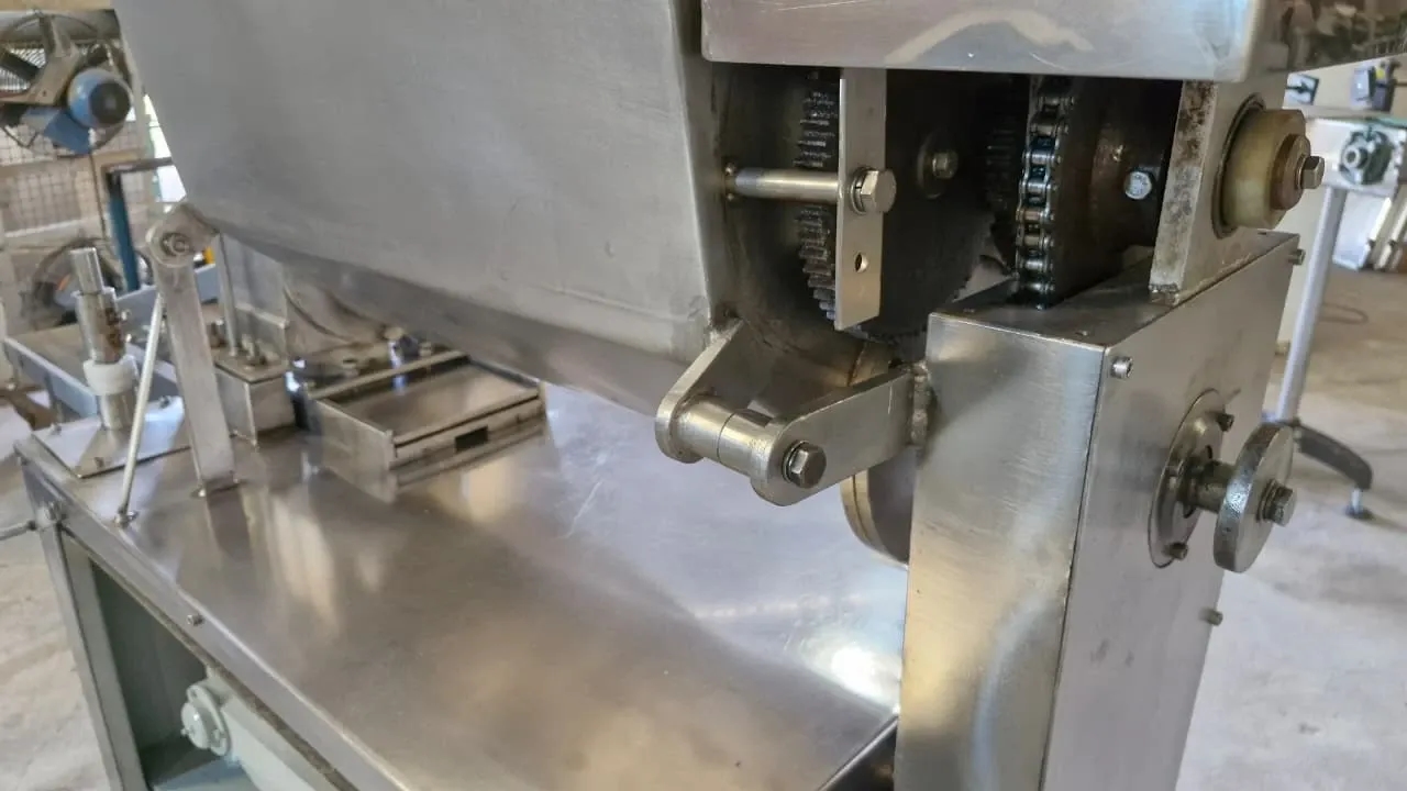 enroladora-moldadora-de-kibe-e-almondegas-marca-junior-frigometal