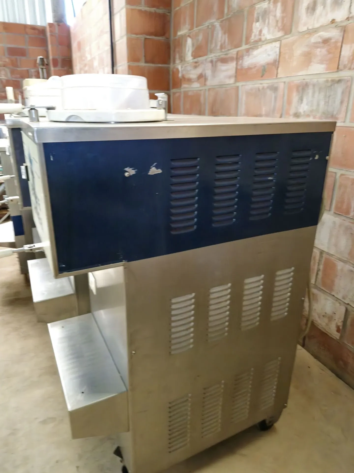 produtora-vertical-de-sorvete-gelato-italiano-marca-frigomat-capacidade-de-80-a-100-litros