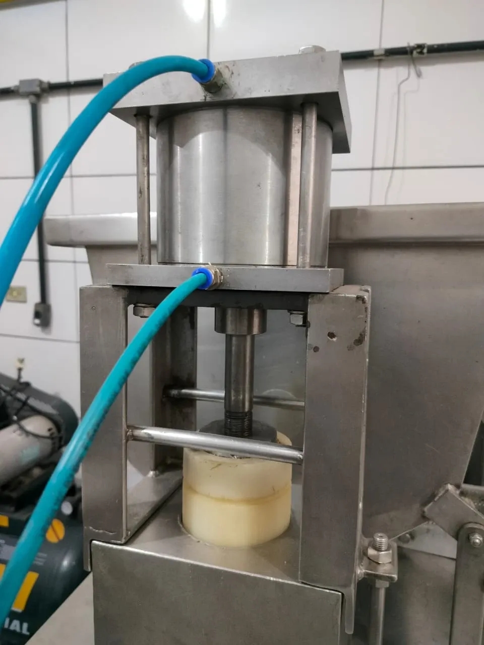 enroladora-moldadora-de-kibe-e-almondegas-marca-junior-frigometal