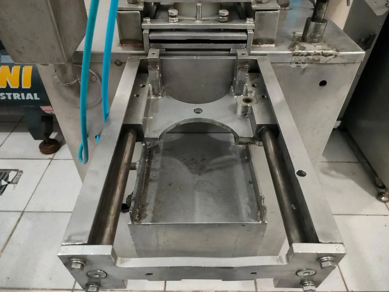 enroladora-moldadora-de-kibe-e-almondegas-marca-junior-frigometal