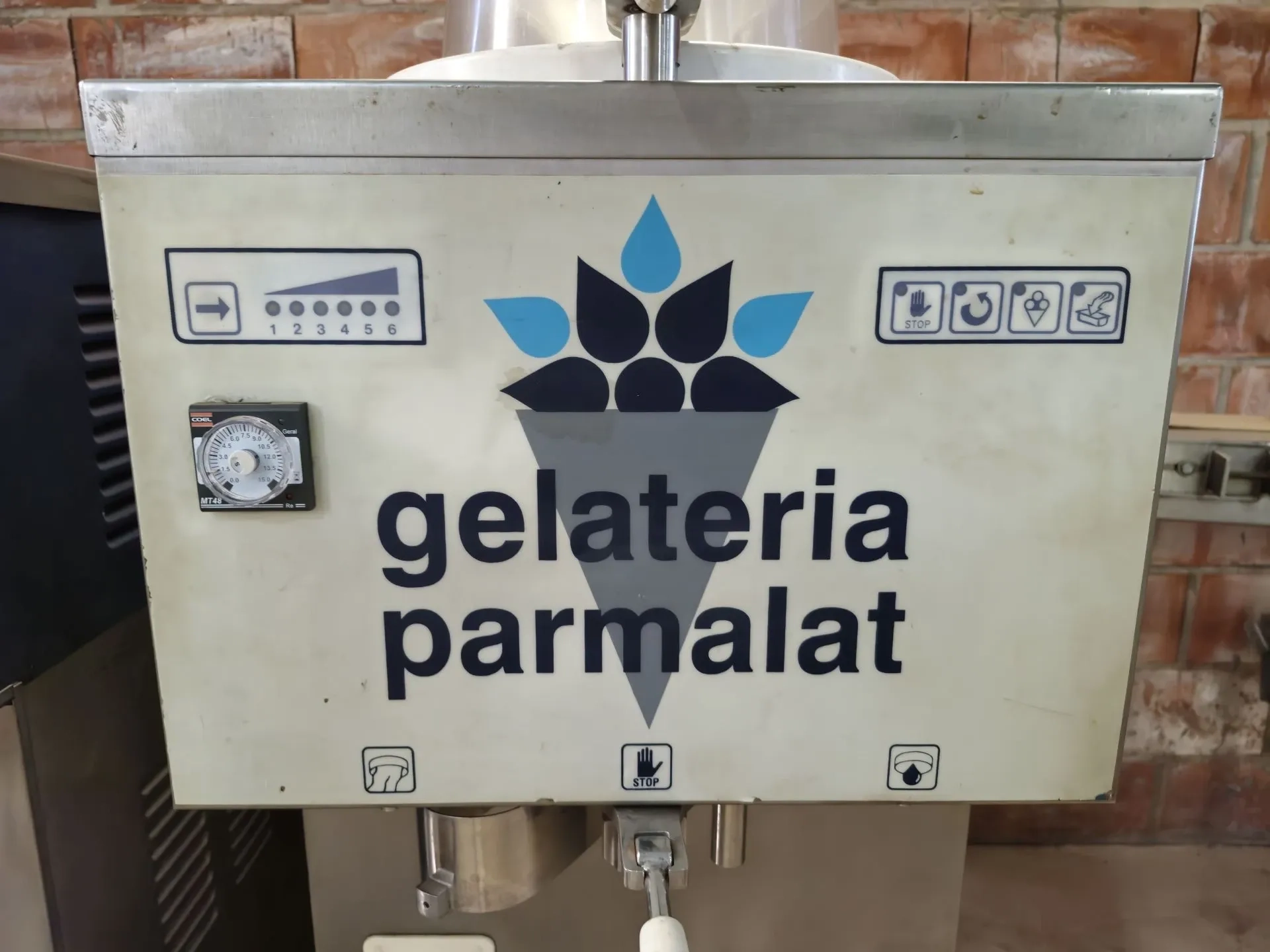 produtora-vertical-de-sorvete-gelato-italiano-marca-frigomat-capacidade-de-80-a-100-litros