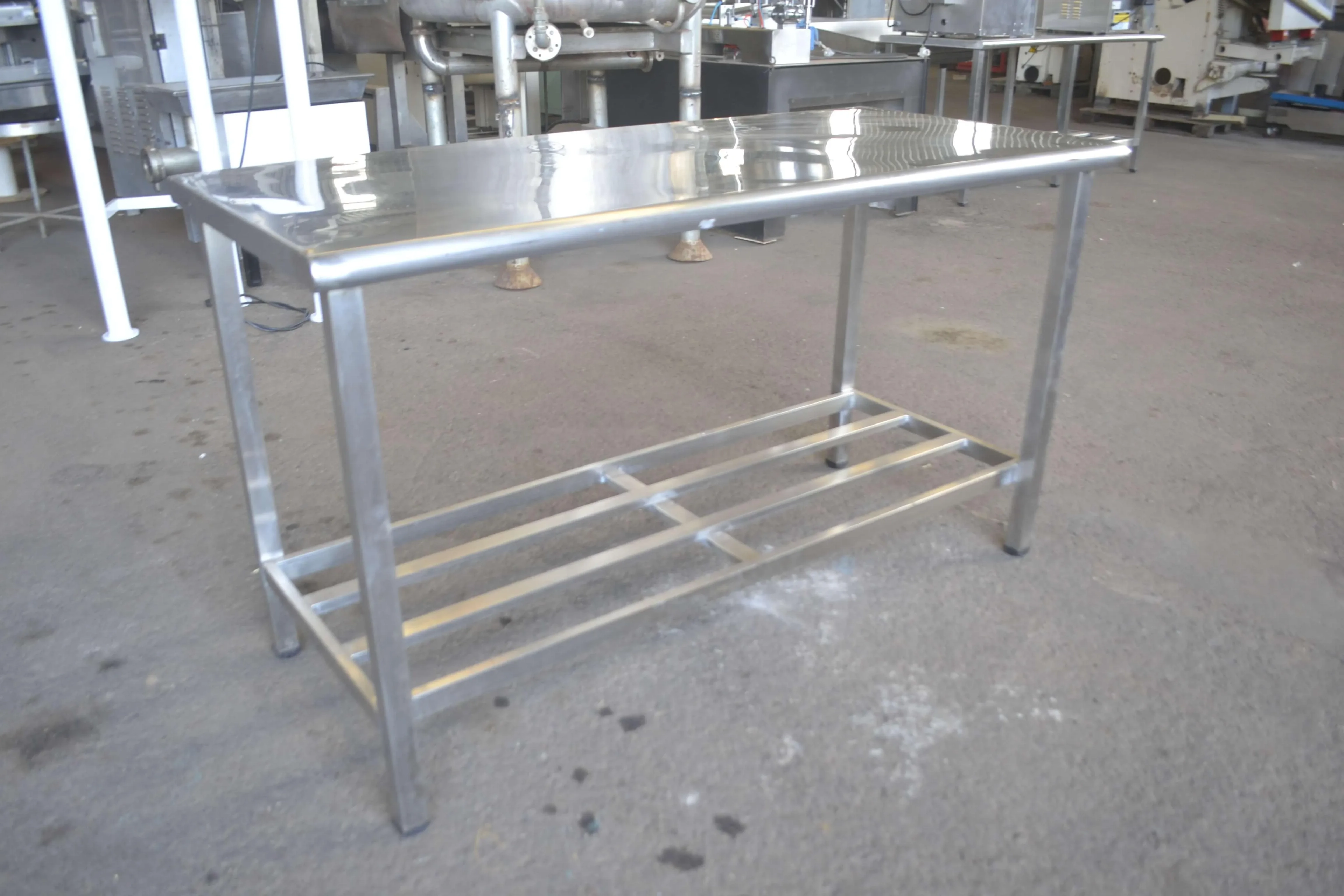 mesa-aco-inox-prateleira-inferior