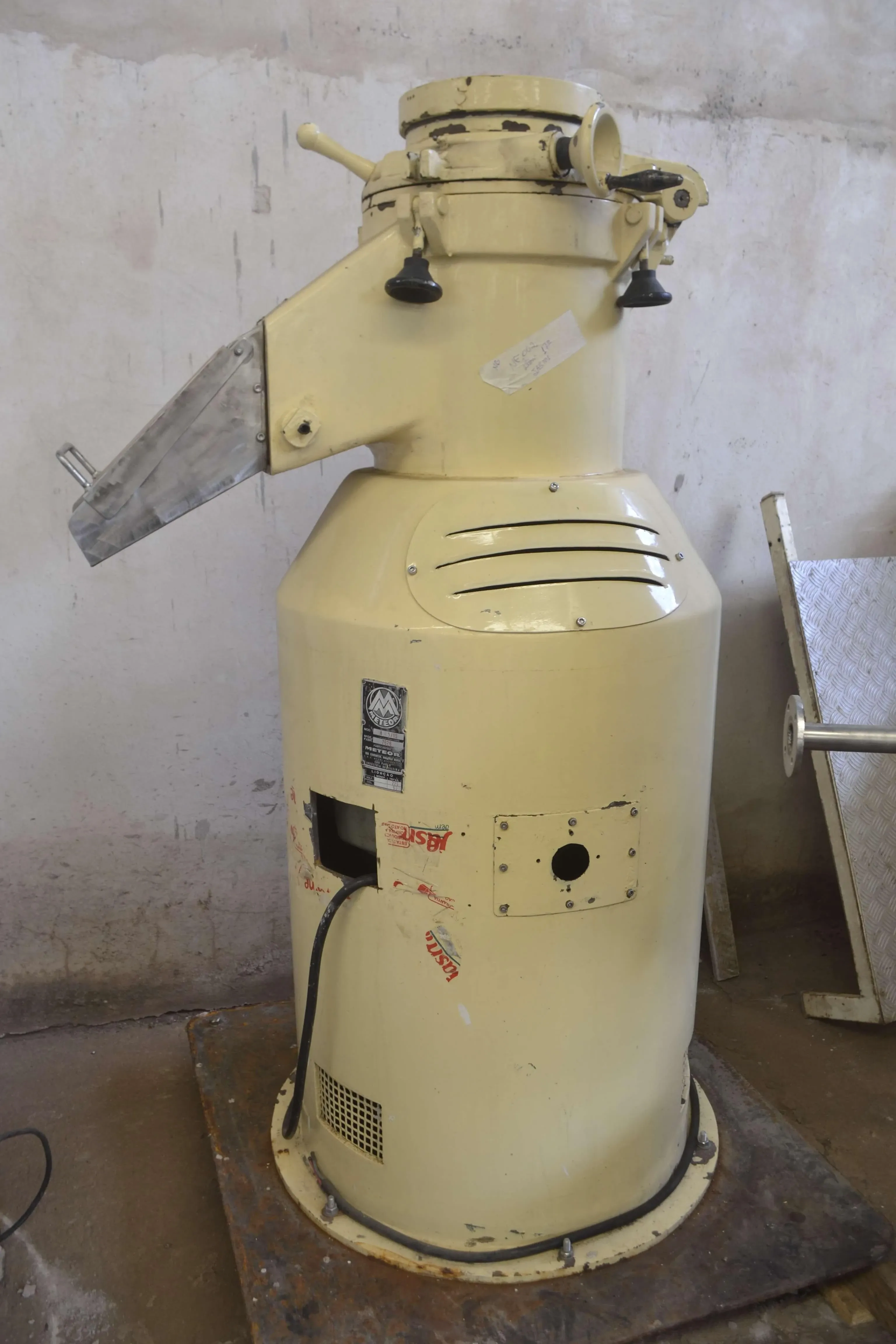 moinho-de-discos-de-corundum-capacidade-1200-l-hora-marca-meteor