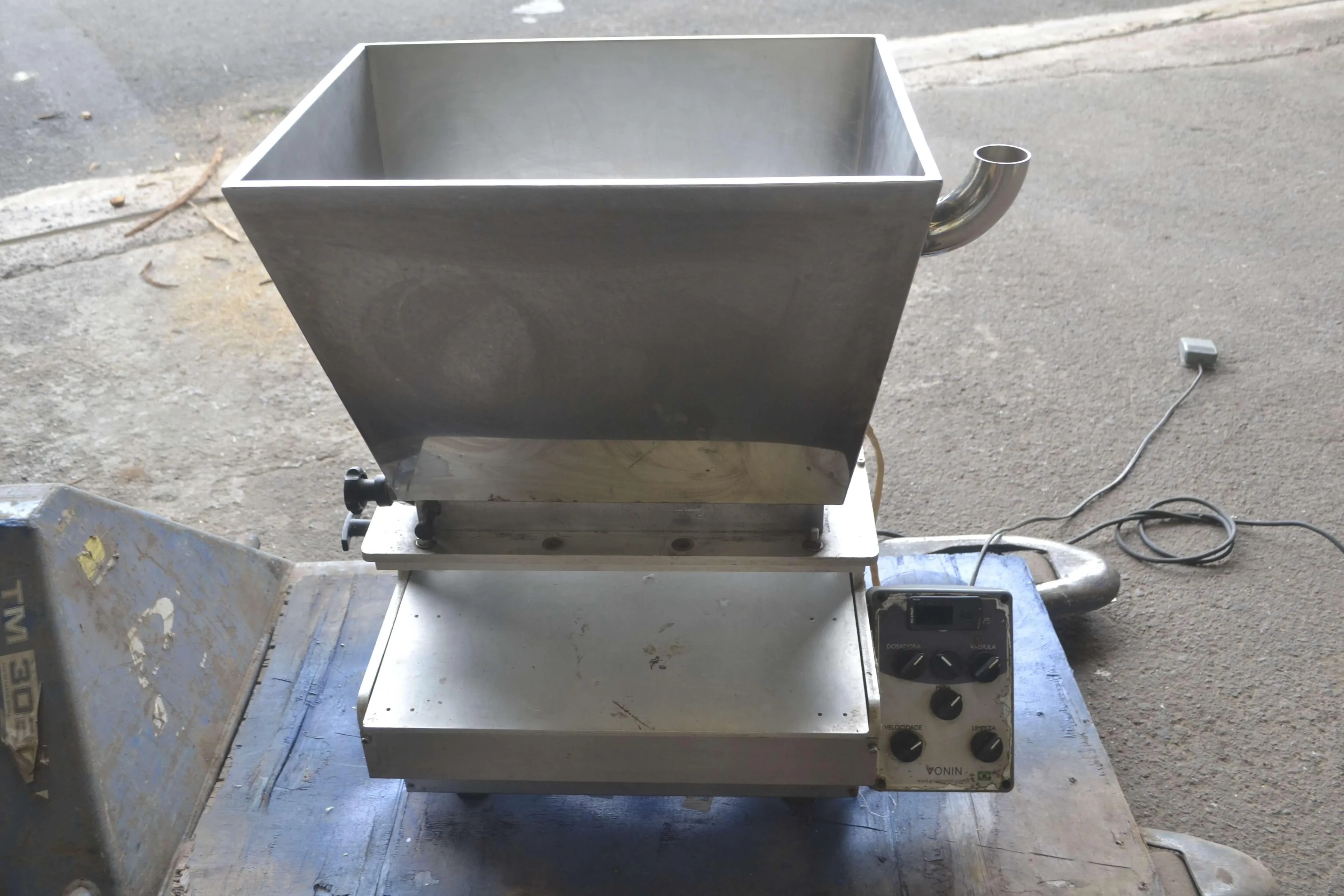 dosadora-de-chocolate-semiautomatica-marca-vonin