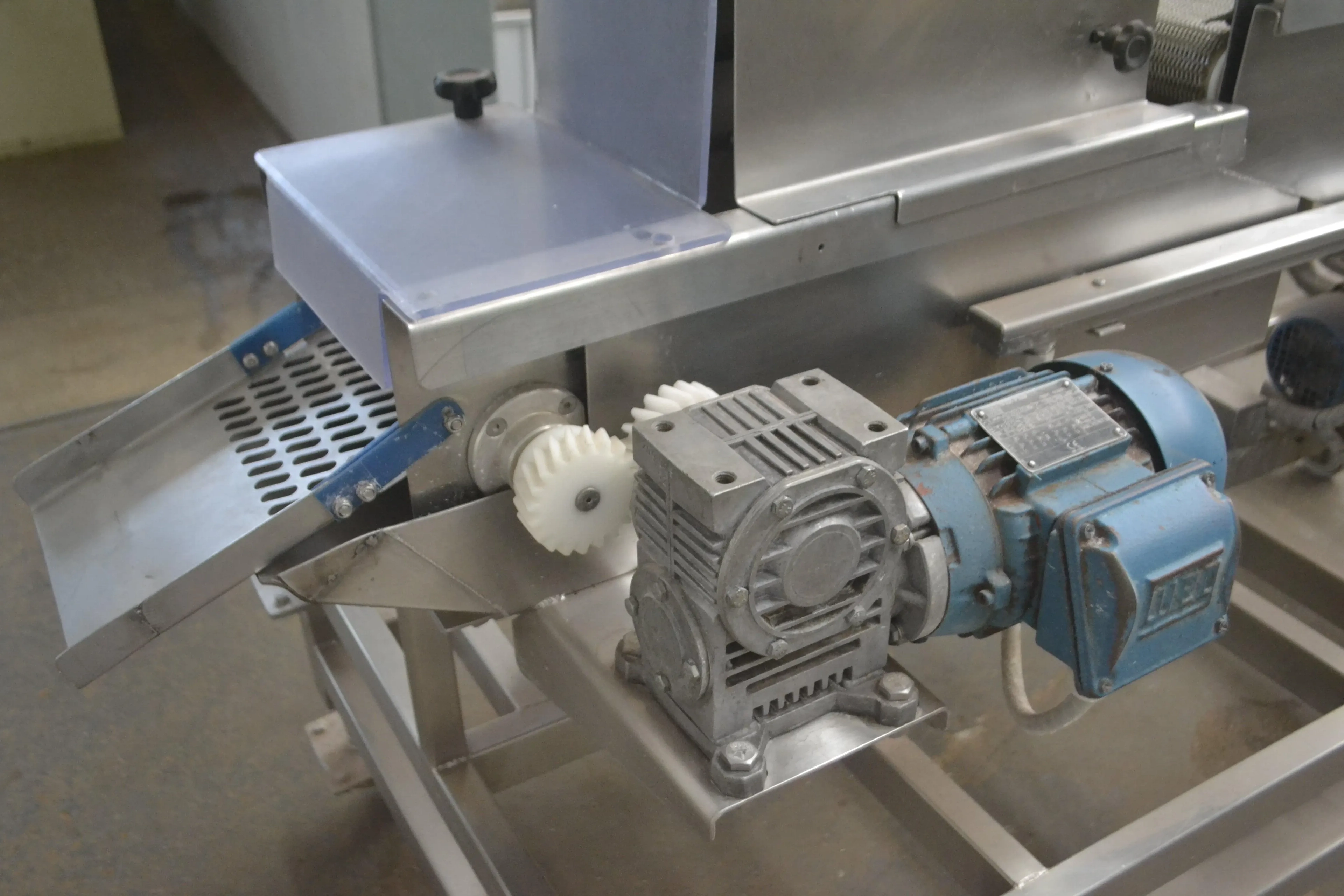 linha-automatica-salgados-capacid-300-kg-mci