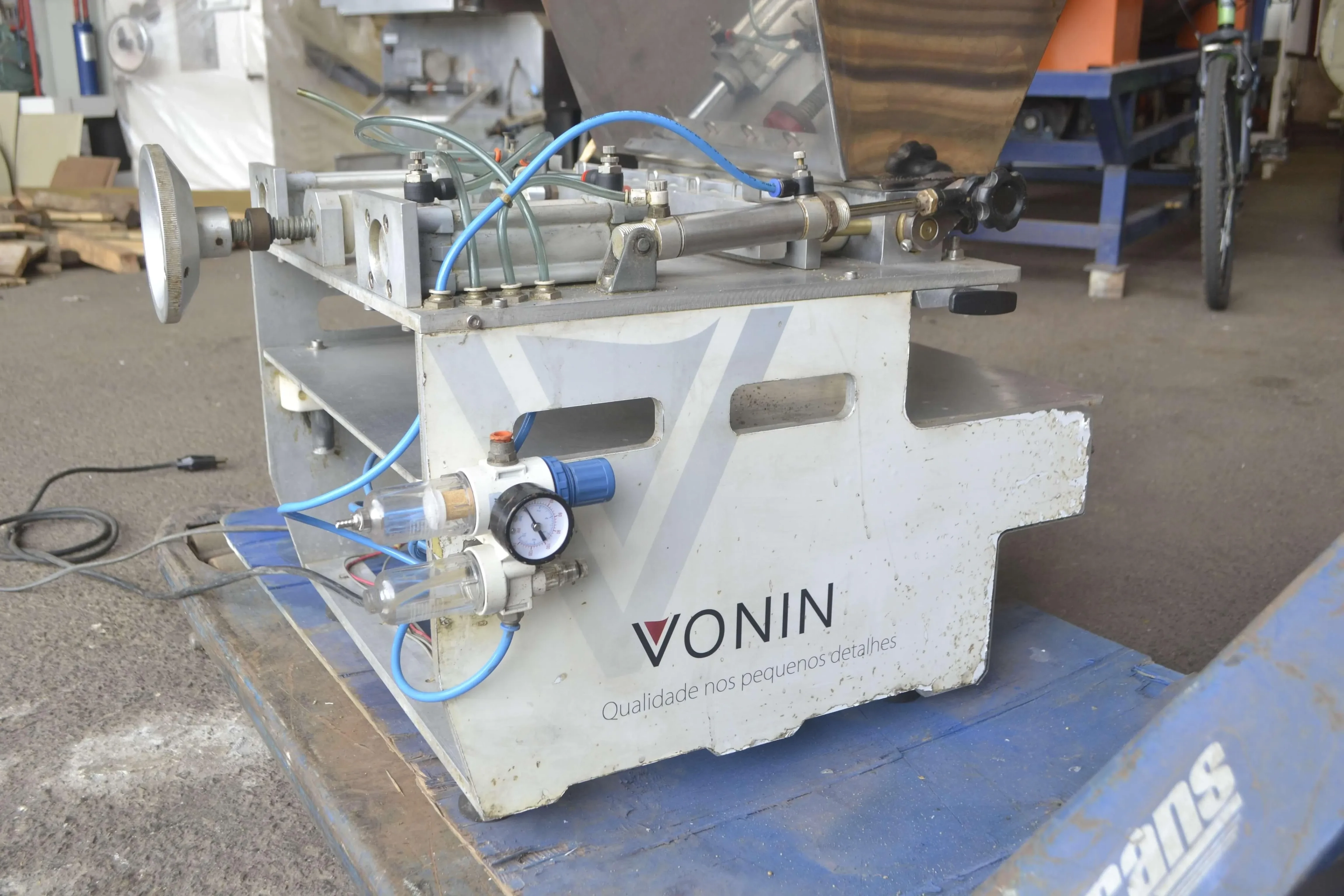 dosadora-de-chocolate-semiautomatica-marca-vonin