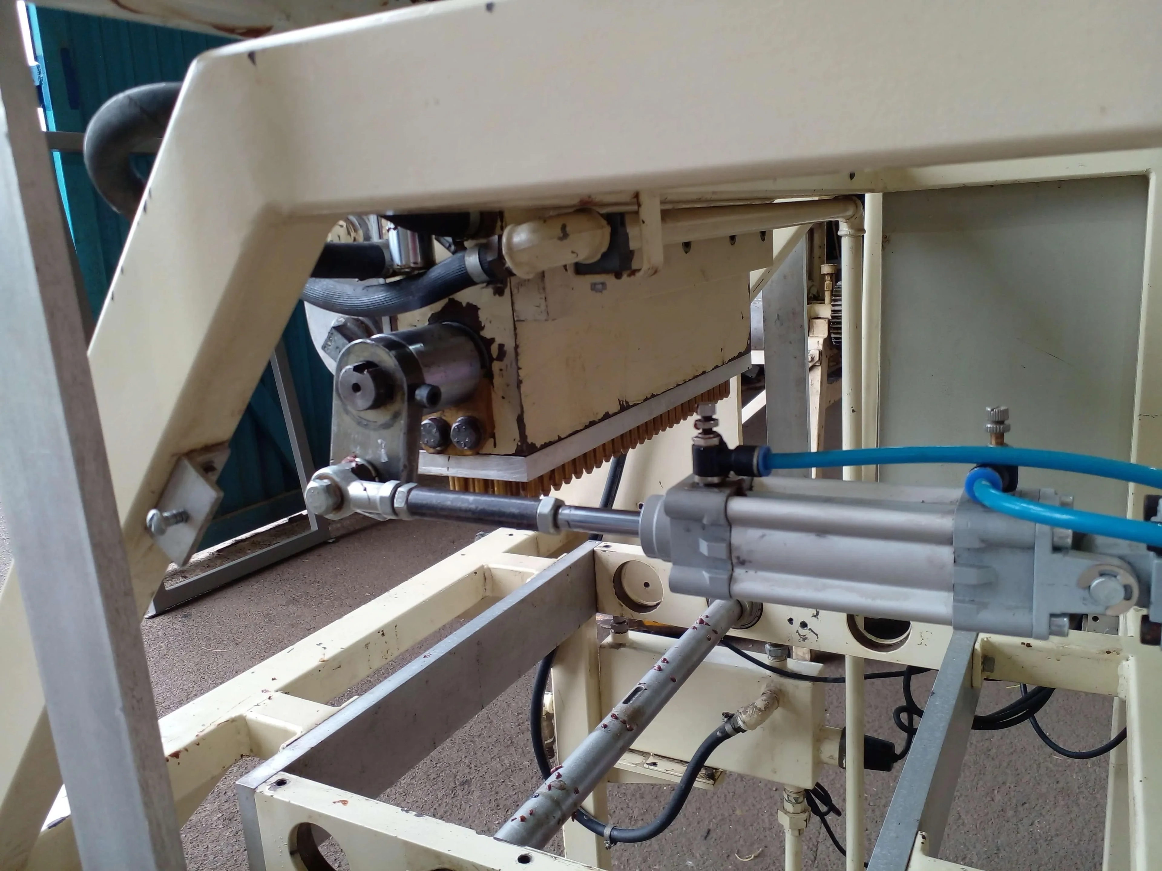 dosadora-de-gotas-de-chocolate-marca-limaq