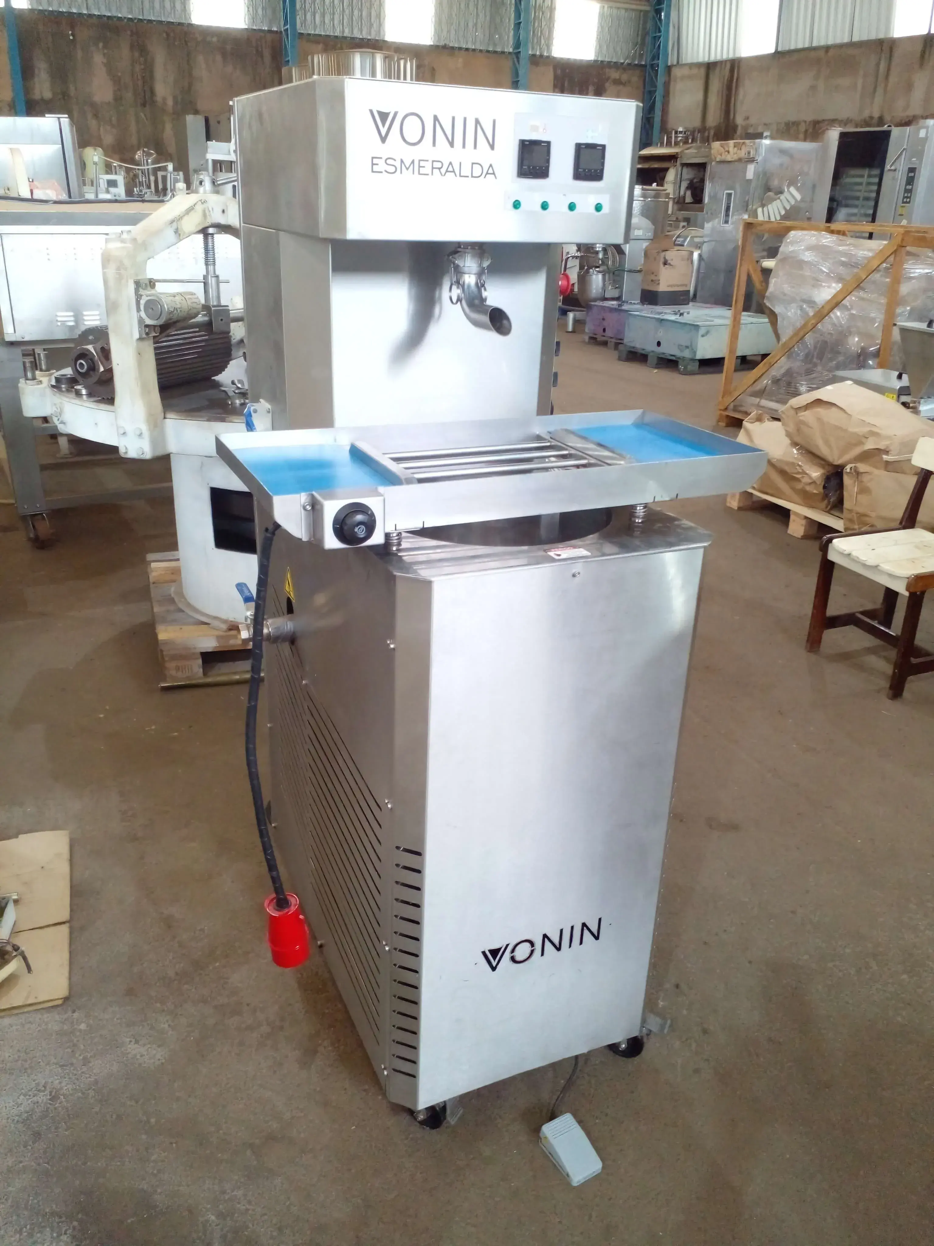 TEMPERADEIRA CONTÍNUA MARCA VONIN MODELO ESMERALDA 30 COM MESA VIBRATÓRIA