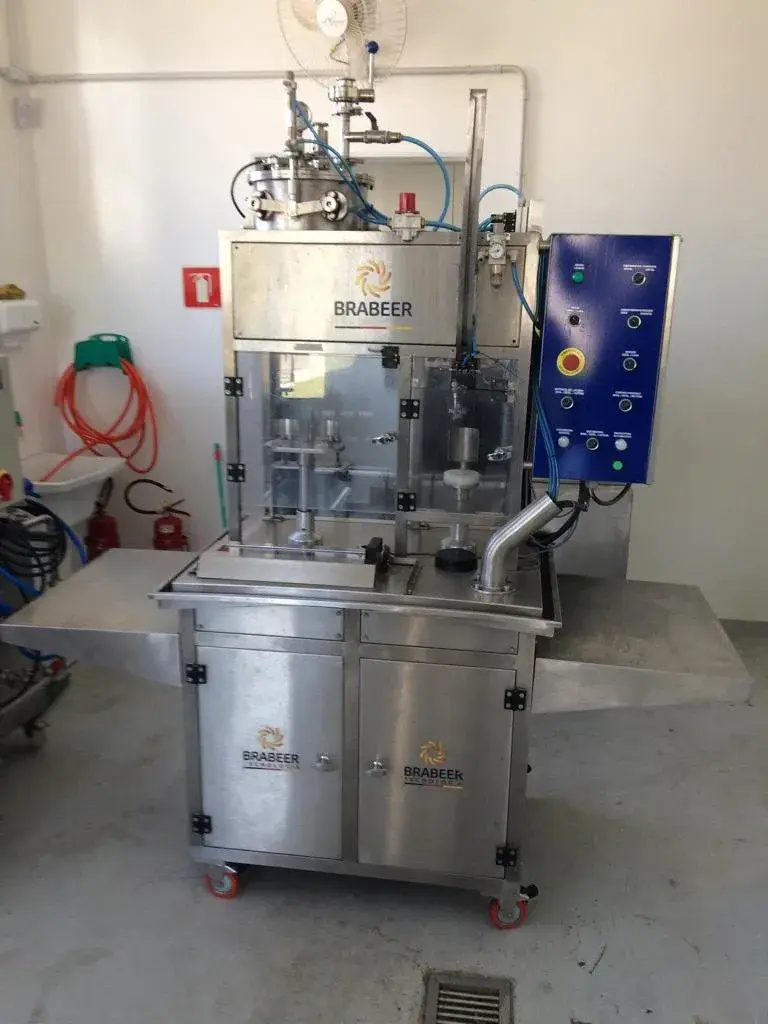 ENVASADORA TAMPADORA PARA CERVEJA MARCA BRABEER