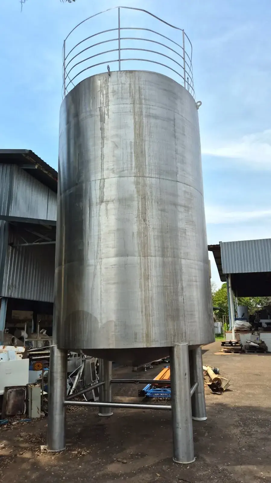 TANQUE DE ARMAZENAMENTO EM AÇO INOX CAPACIDADE 30.000 LITROS COM ESCADA MARCA FOX CALDEIRARIA