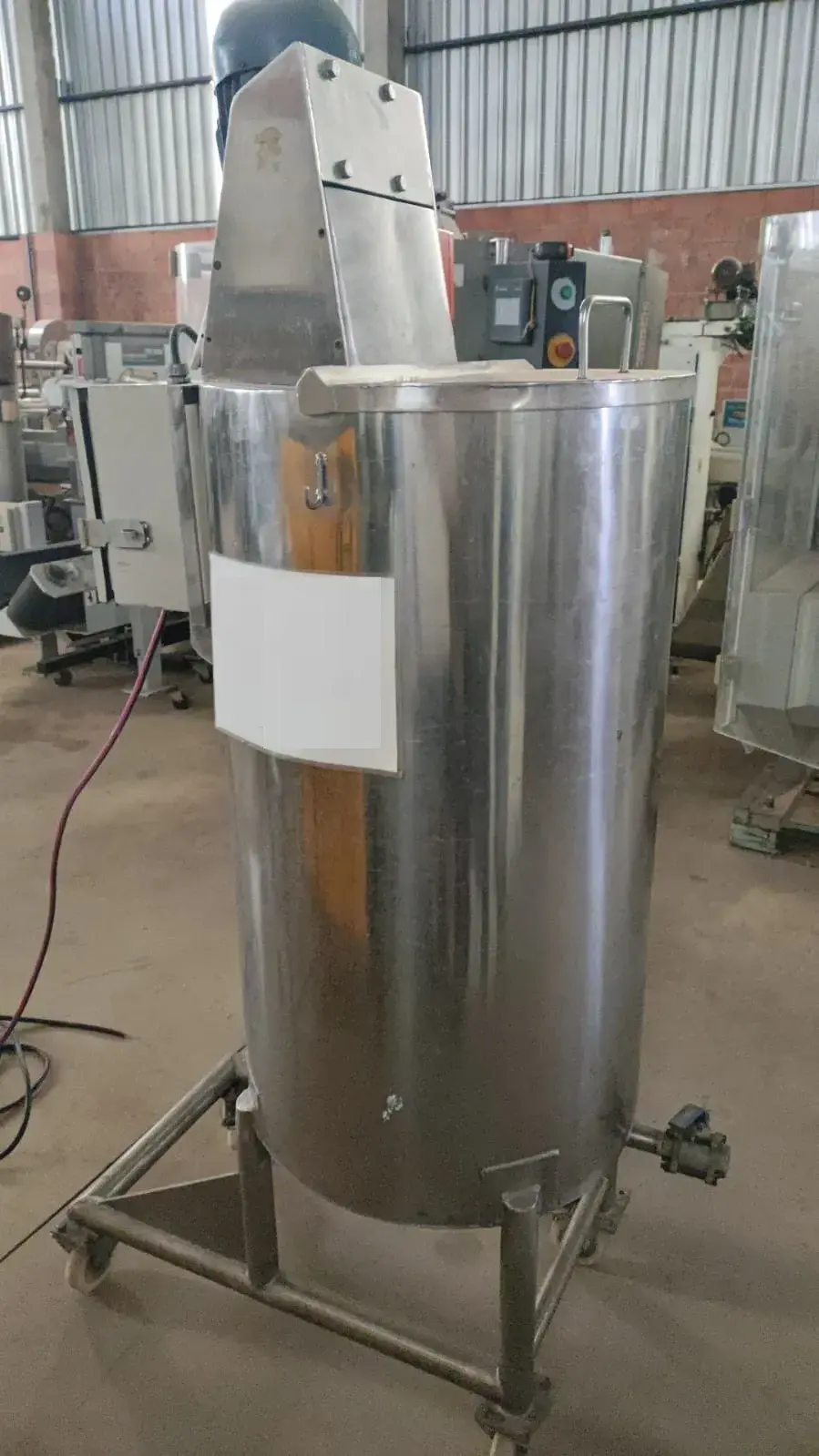 TANQUE EM AÇO INOX CAPACIDADE 270 LITROS