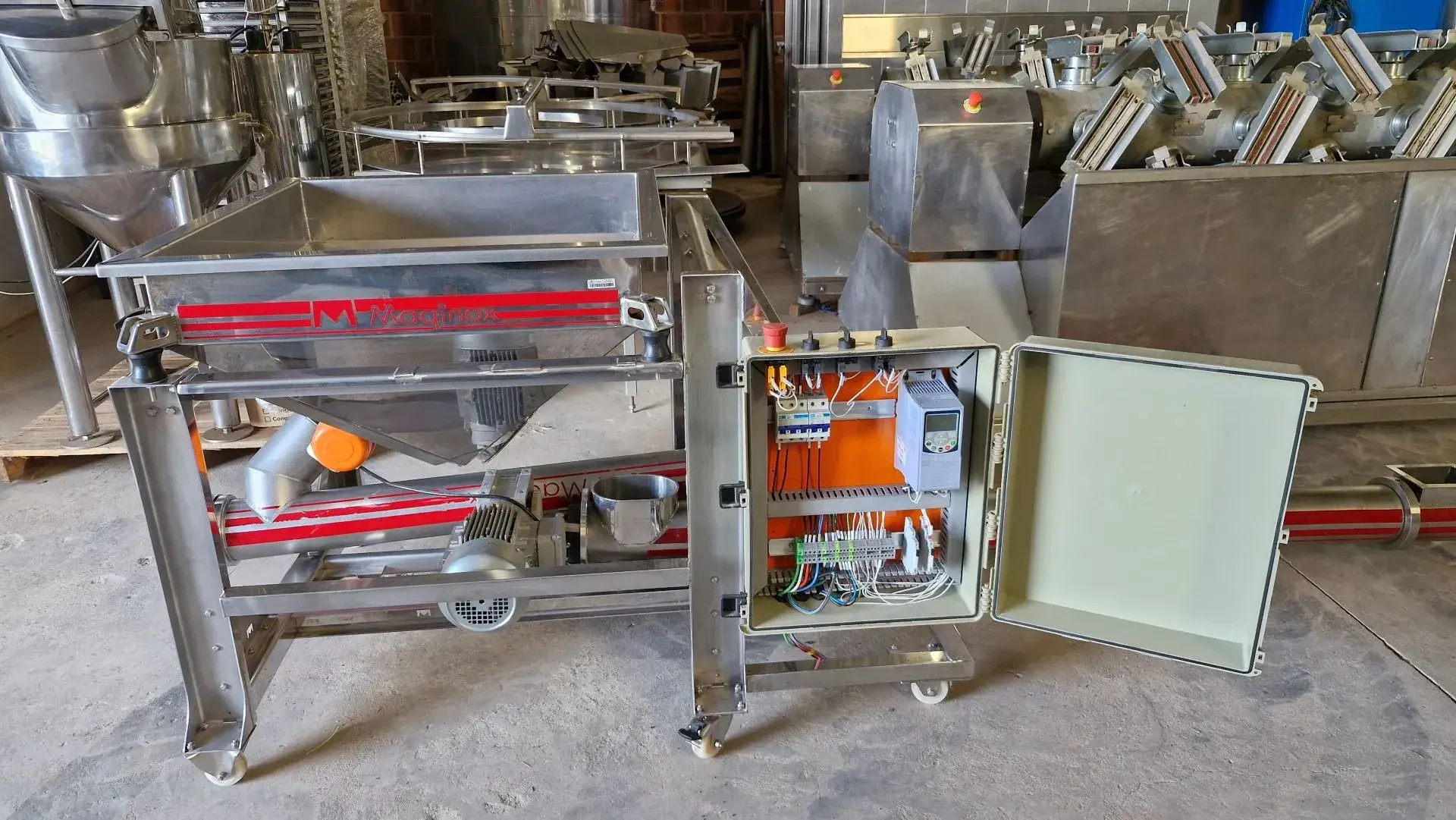 SILO DE TRANSFERÊNCIA COM ROSCA HELICOIDAL TRANSPORTADORA INCLINADA EM AÇO INOX MARCA MAQINOX