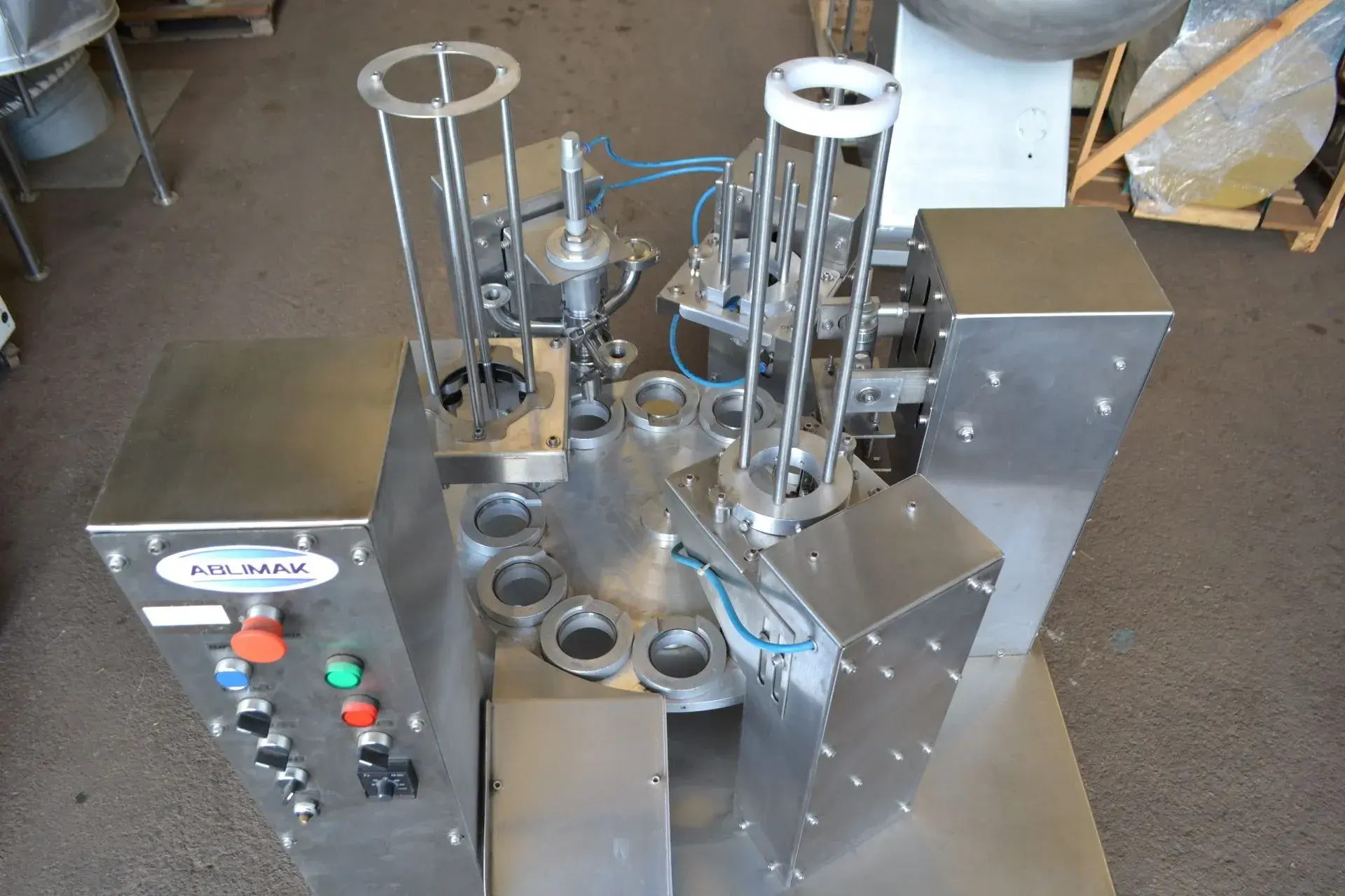 ENVASADORA AUTOMÁTICA PARA POTES PLÁSTICOS E DE VIDRO COM FECHAMENTO AUTOMÁTICO MARCA ABLIMAK