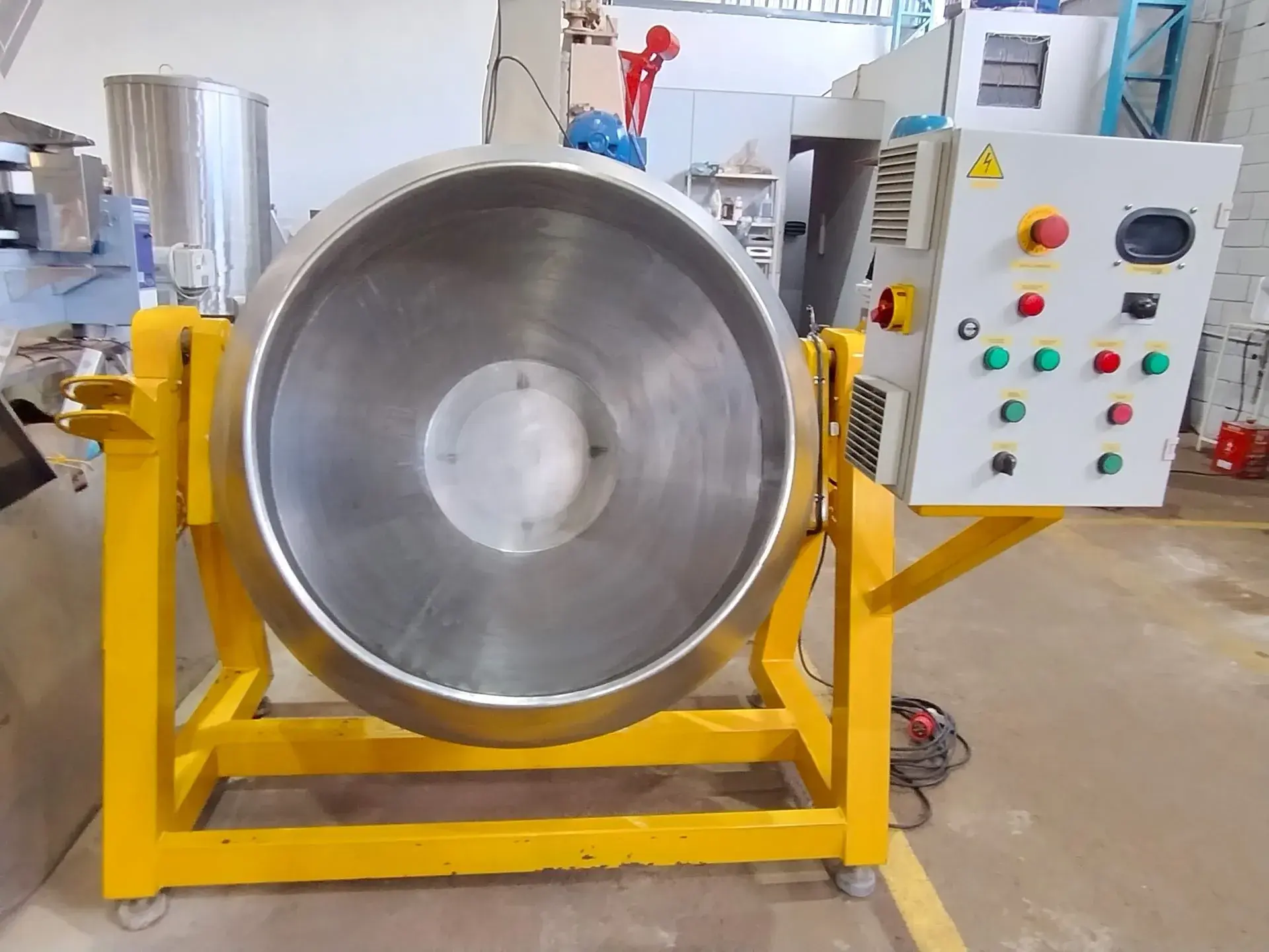 DRAGEADEIRA LISA BASCULANTE EM AÇO INOX CAPACIDADE 500 LITROS MARCA BRAVAECO