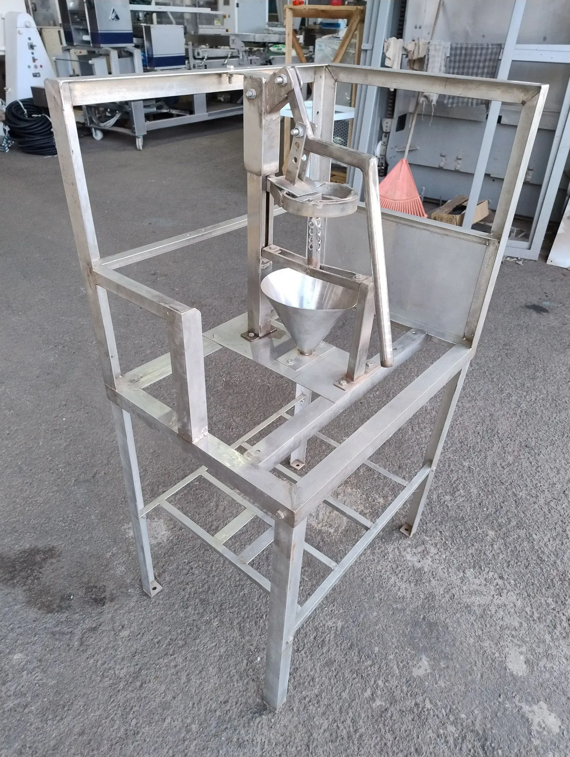 EXTRATORA DE ÁGUA DE COCO MARCA COCO FÁCIL